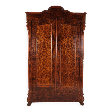Armoire en pin du 19ème siècle avec placage en flamme