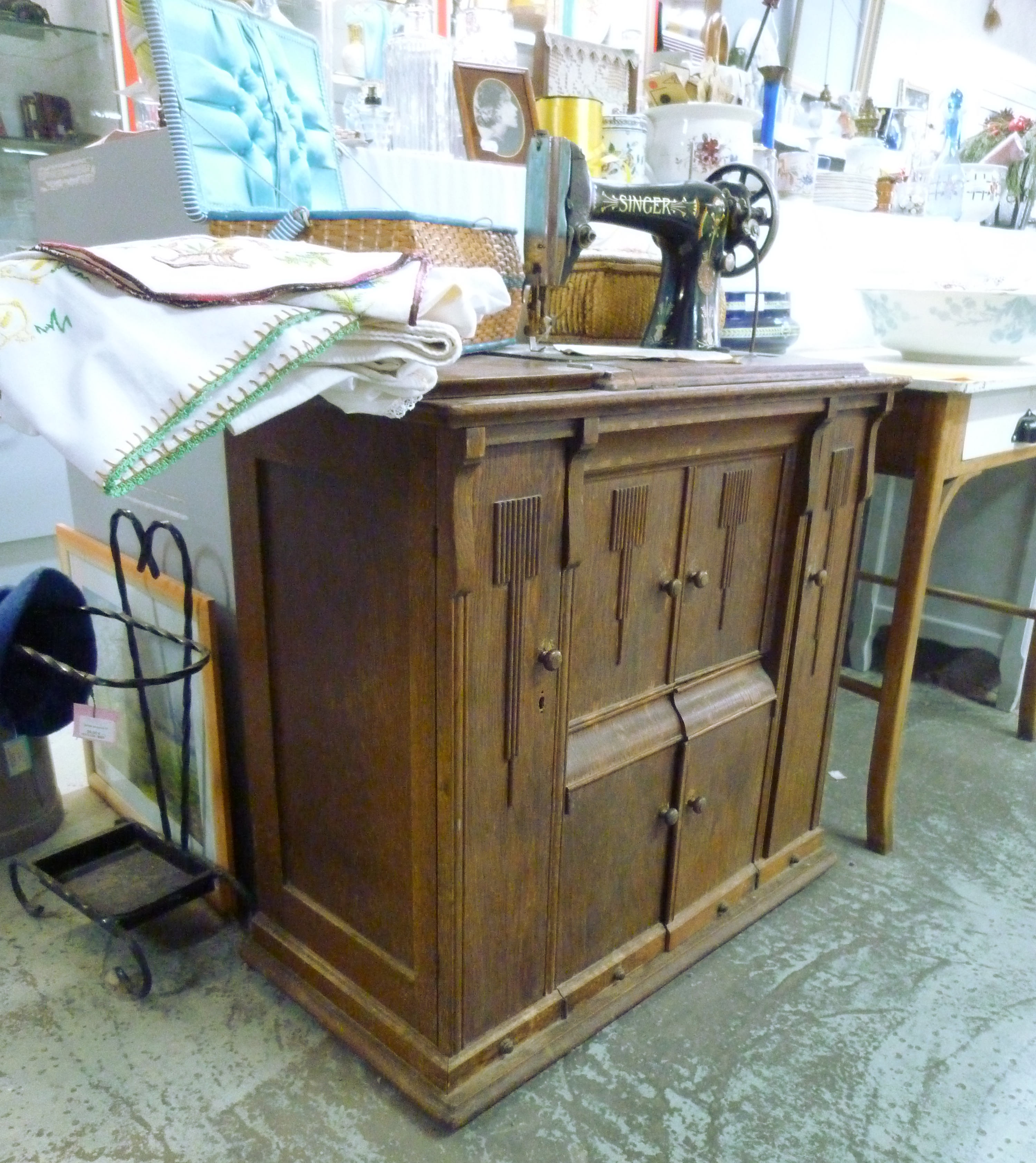 Machine sewing art déco