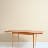 Extendable teak table