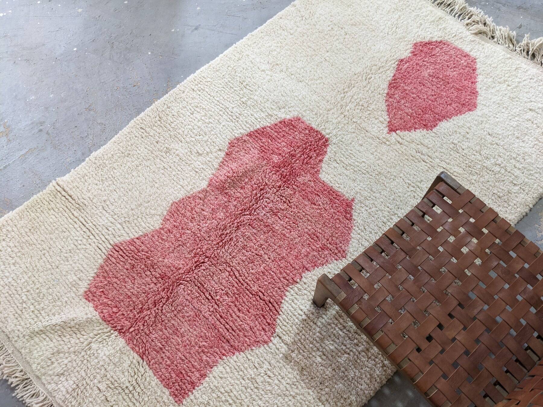 Azilal rug woven in natural wool size 250cm×150cm