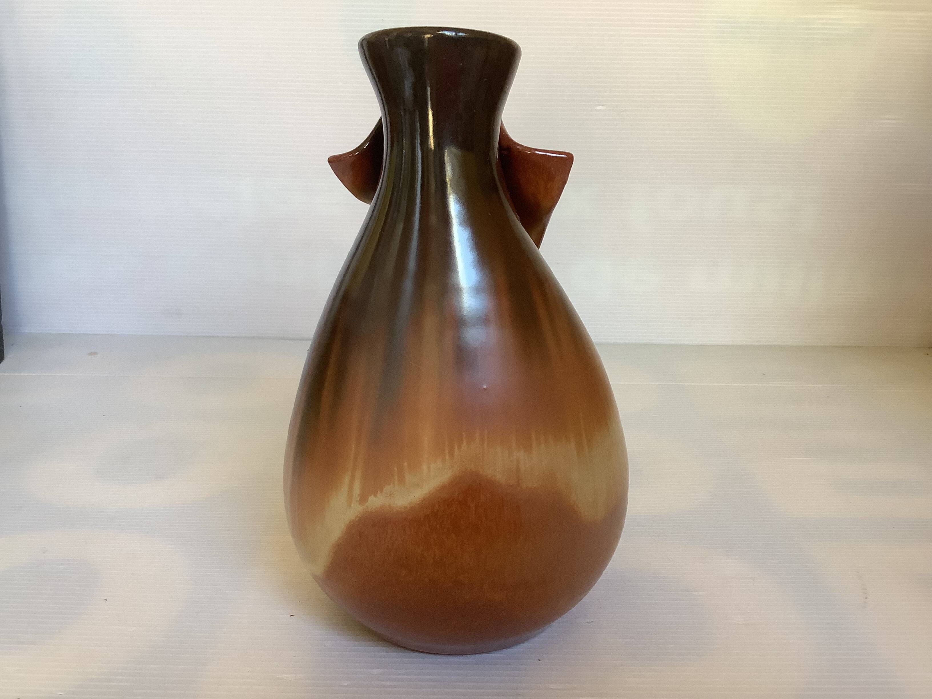 Pleated shirt collar ceramic vase