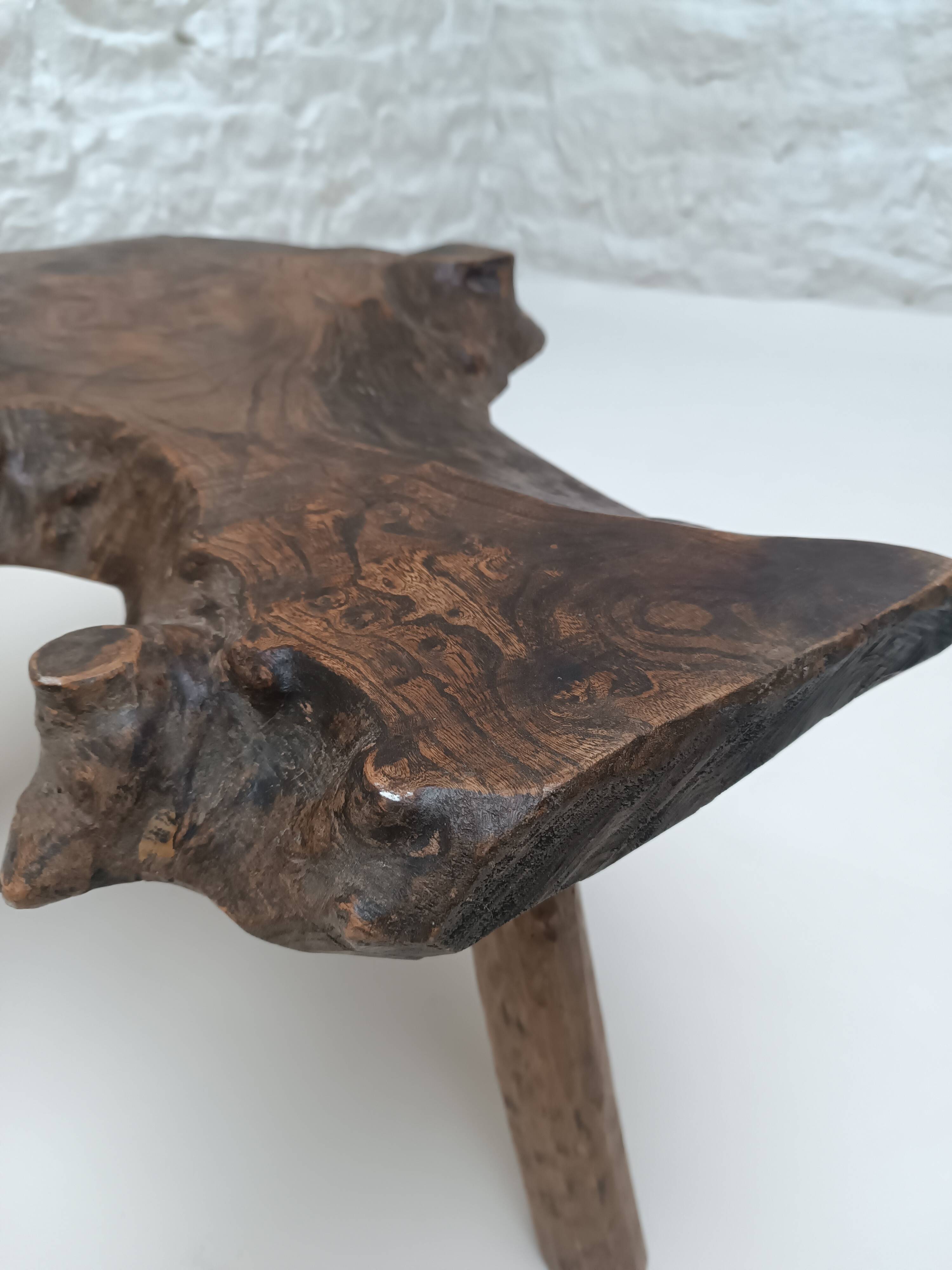 Table basse brutaliste " Tronc d'arbre " en bois brut années 70