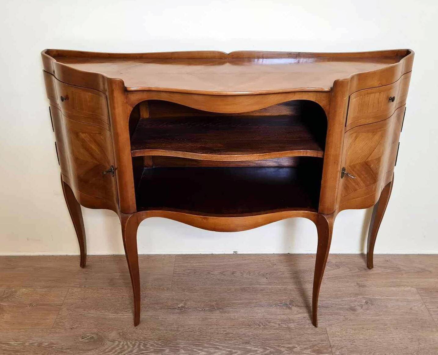 console serving model similar to the so-called “snack” table models