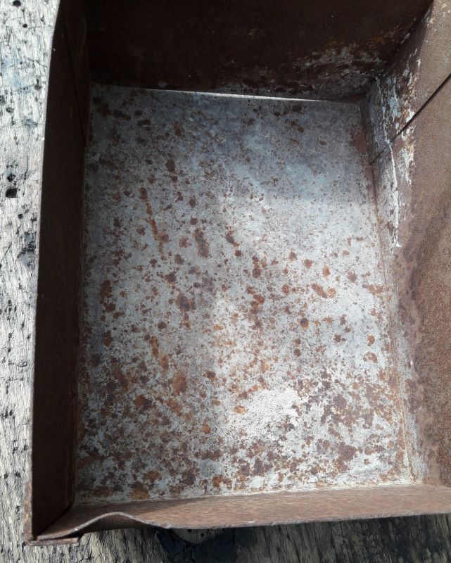 Metal crate with 2 compartments