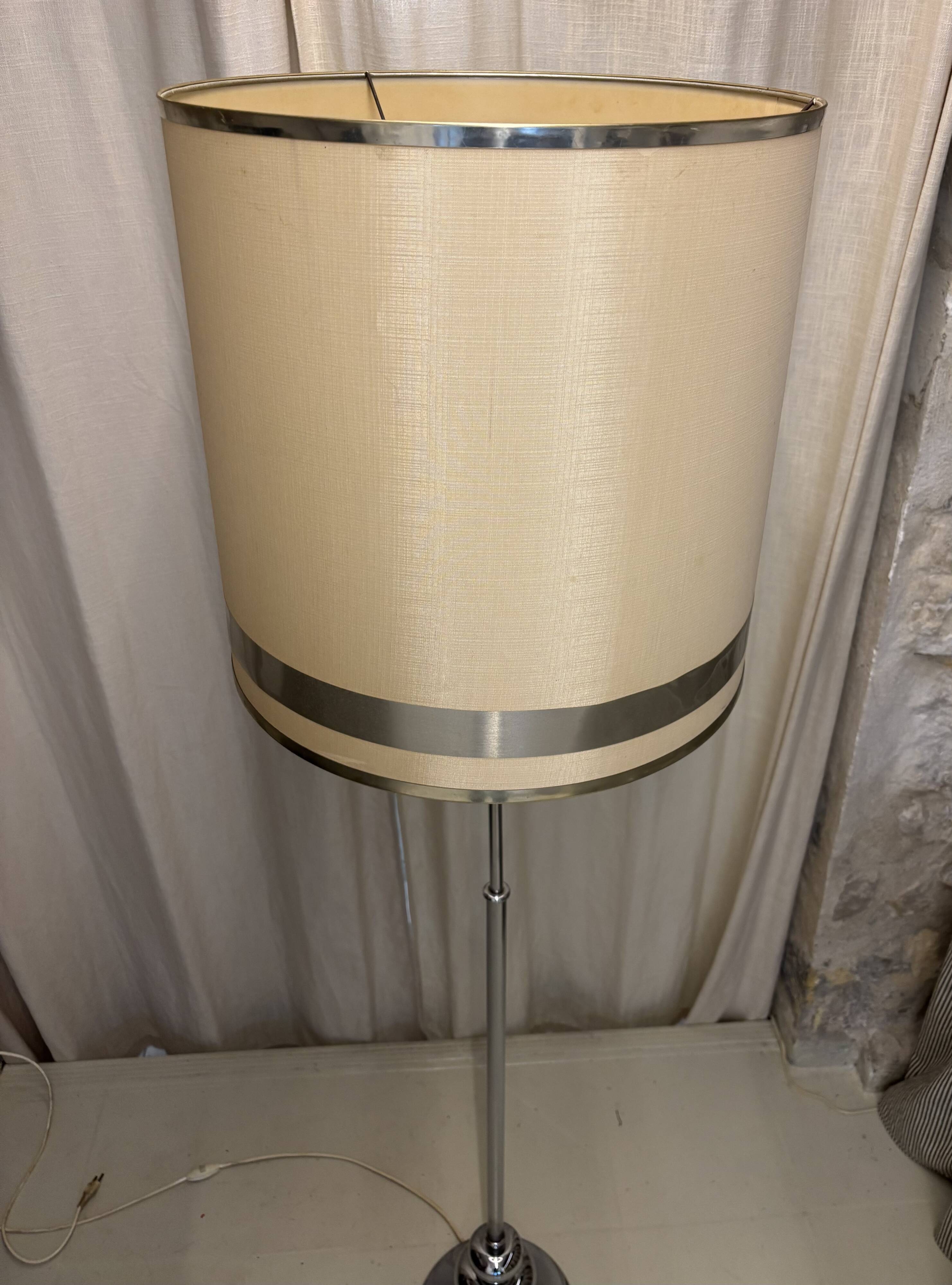 Lampadaire en métal chromé, années 70