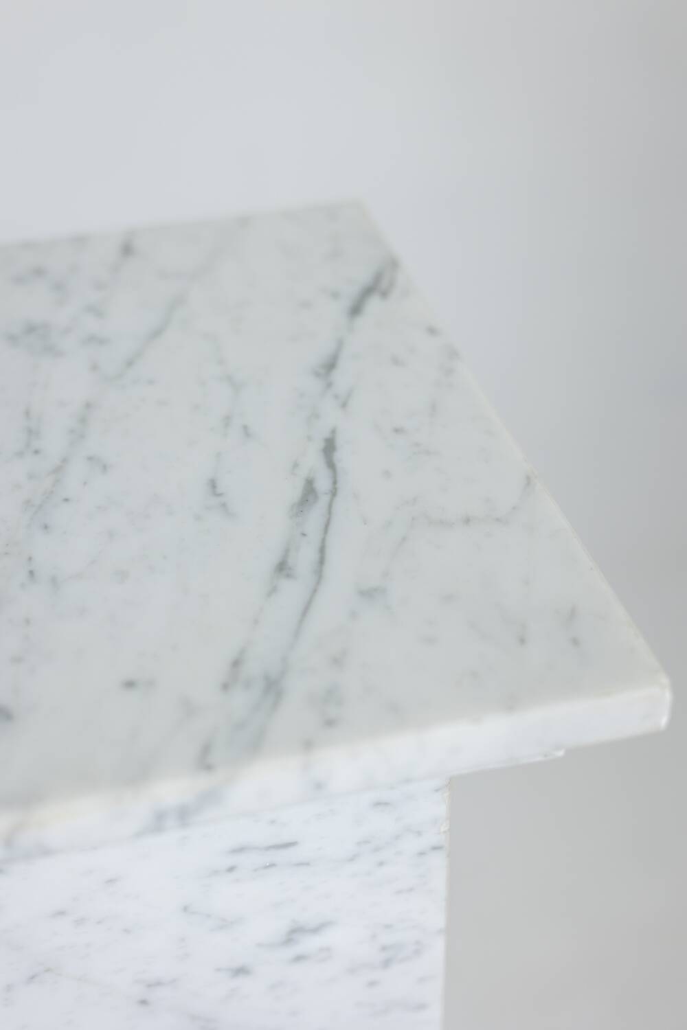 Pair of Art Deco style columns, in white marble, 20th century