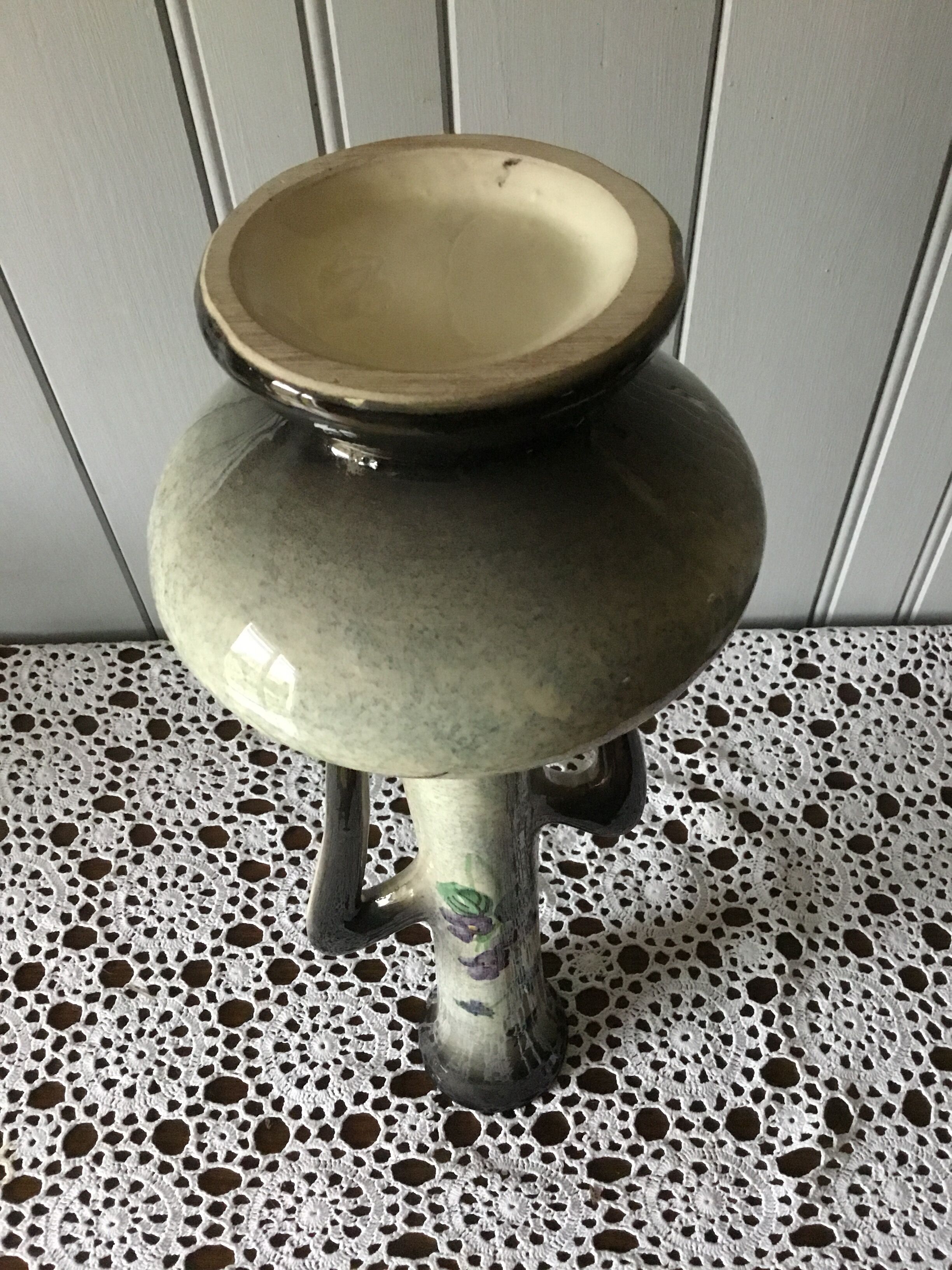 Vase à motifs violettes vintage