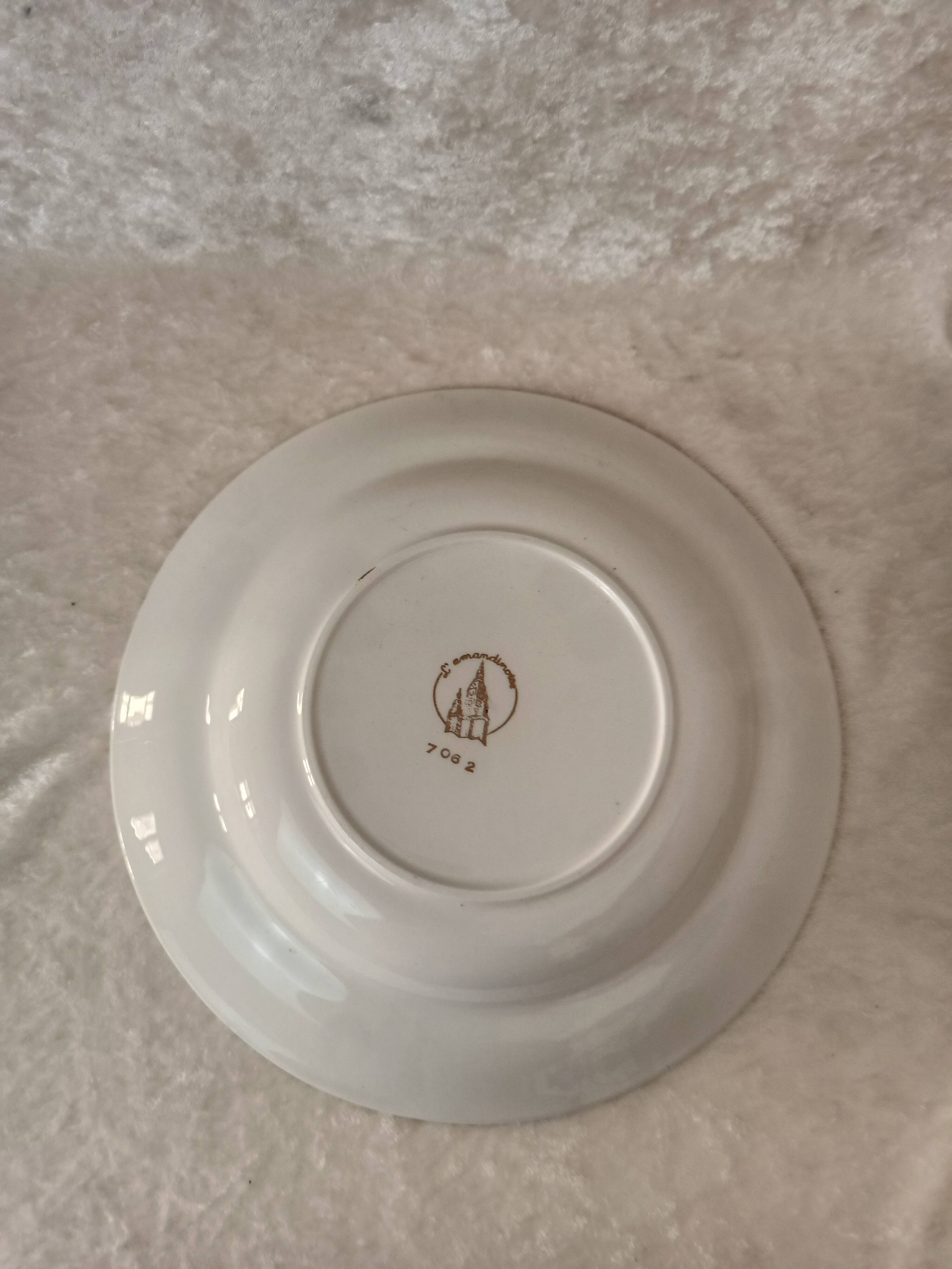 Assiette rose liseré doré L'amandinoise