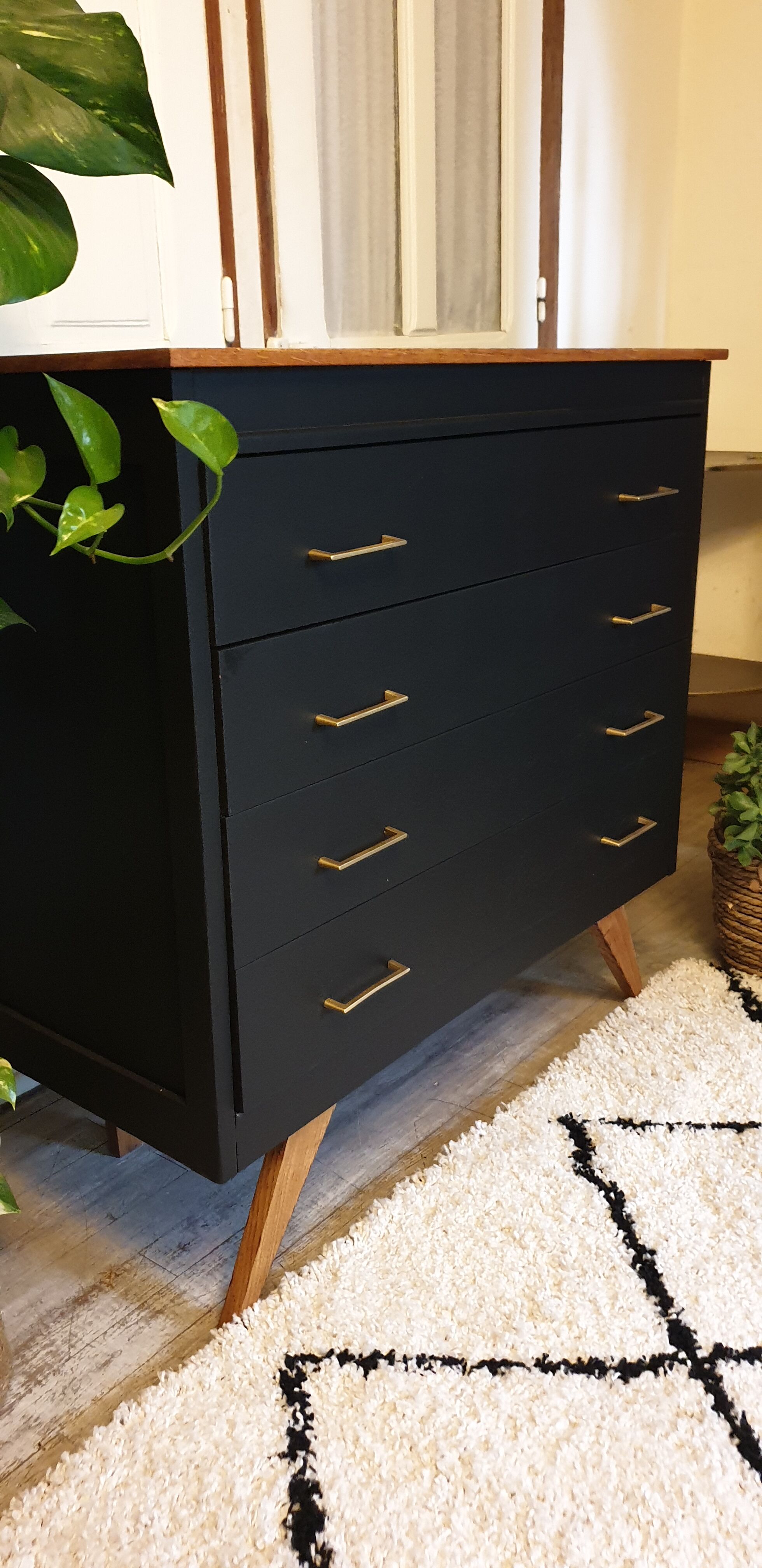 Chest of drawer compass feet