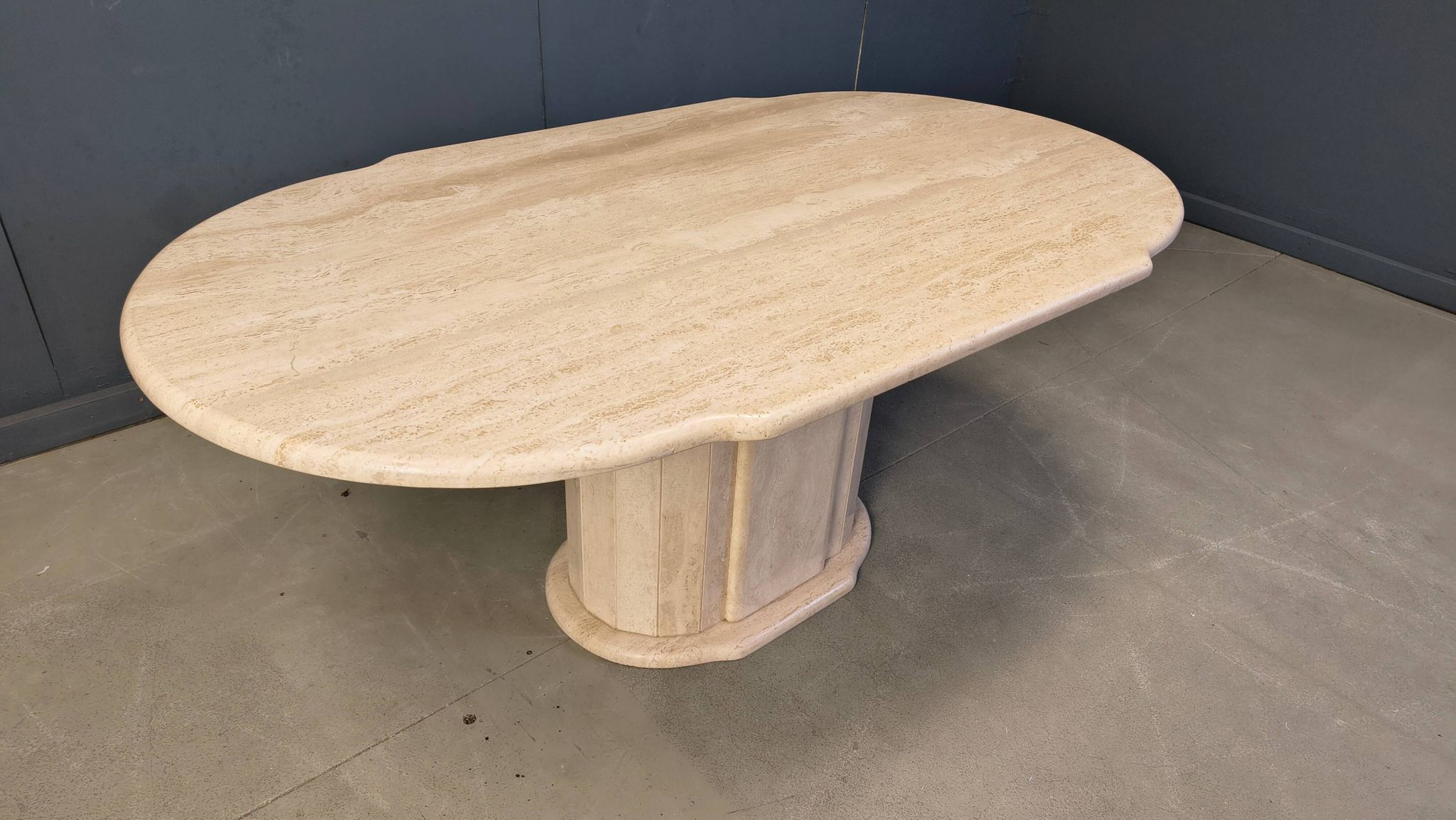 Table à manger ovale en travertin vintage, années 1970
