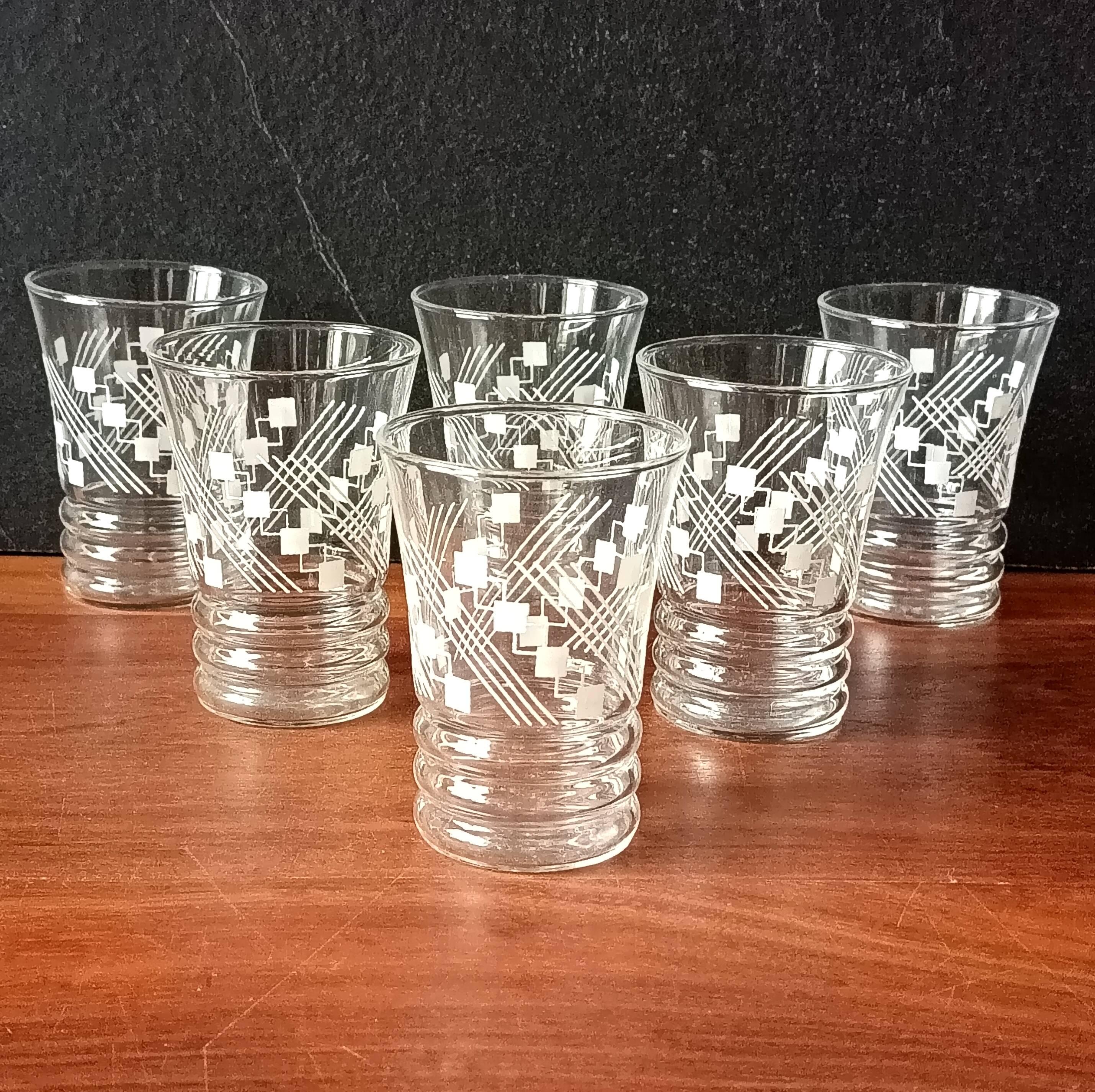 6 glasses 11 cl with vintage 1950 geometric patterns in white, France.
