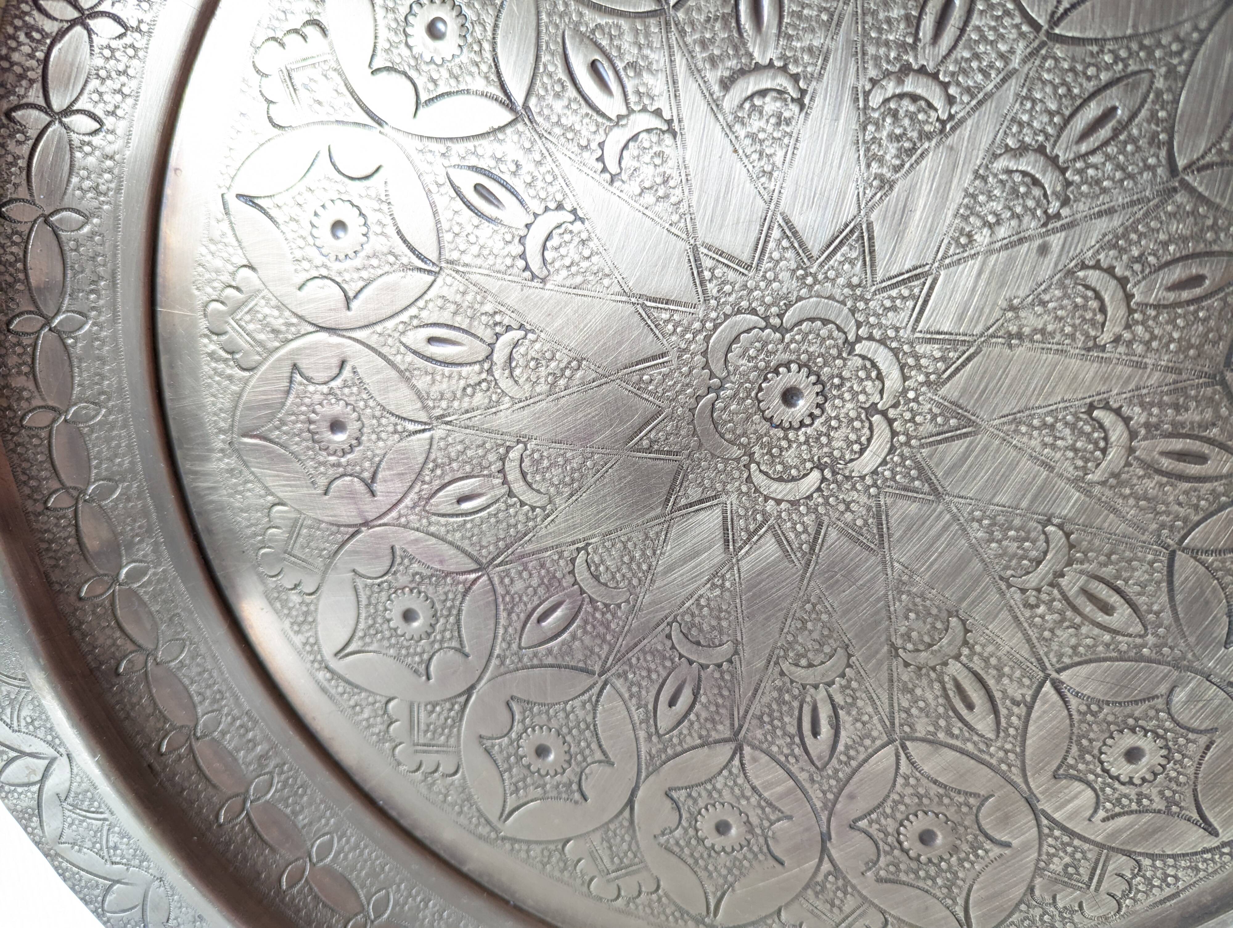 Plateau marocain gravé rond métal doré , cuivre jaune