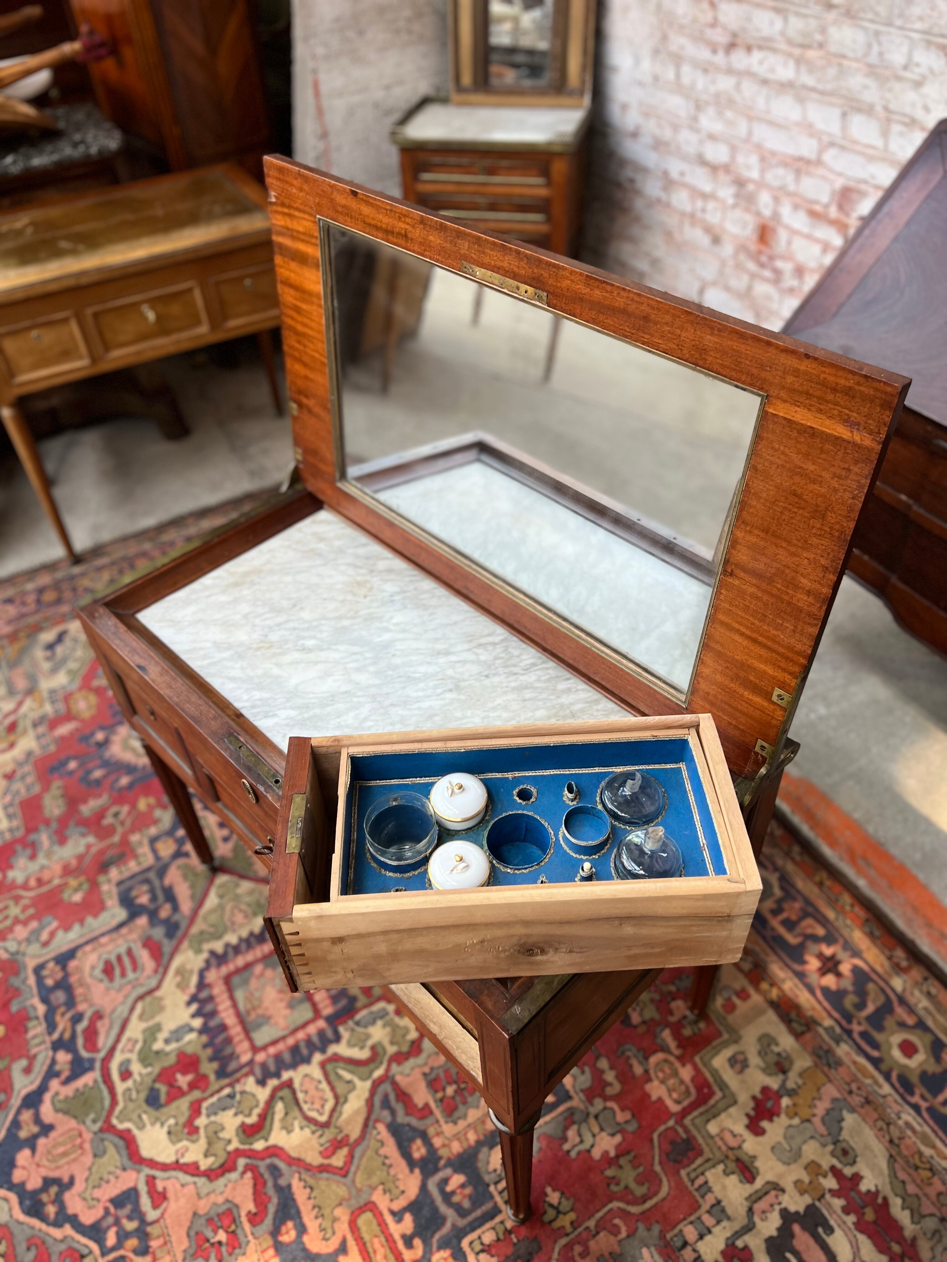Coiffeuse d’homme en acajou estampillée d’époque  Louis XVI XVIII eme siècle