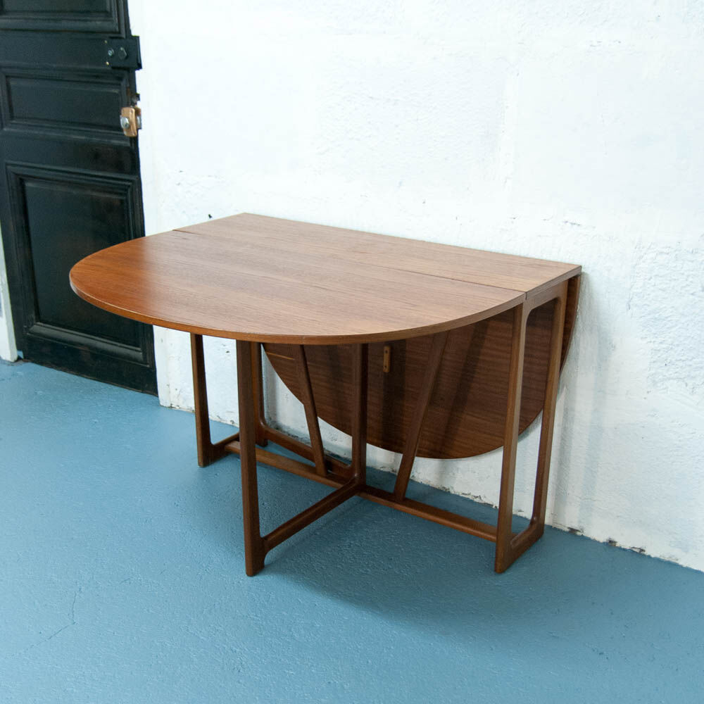 McIntosh round folding table