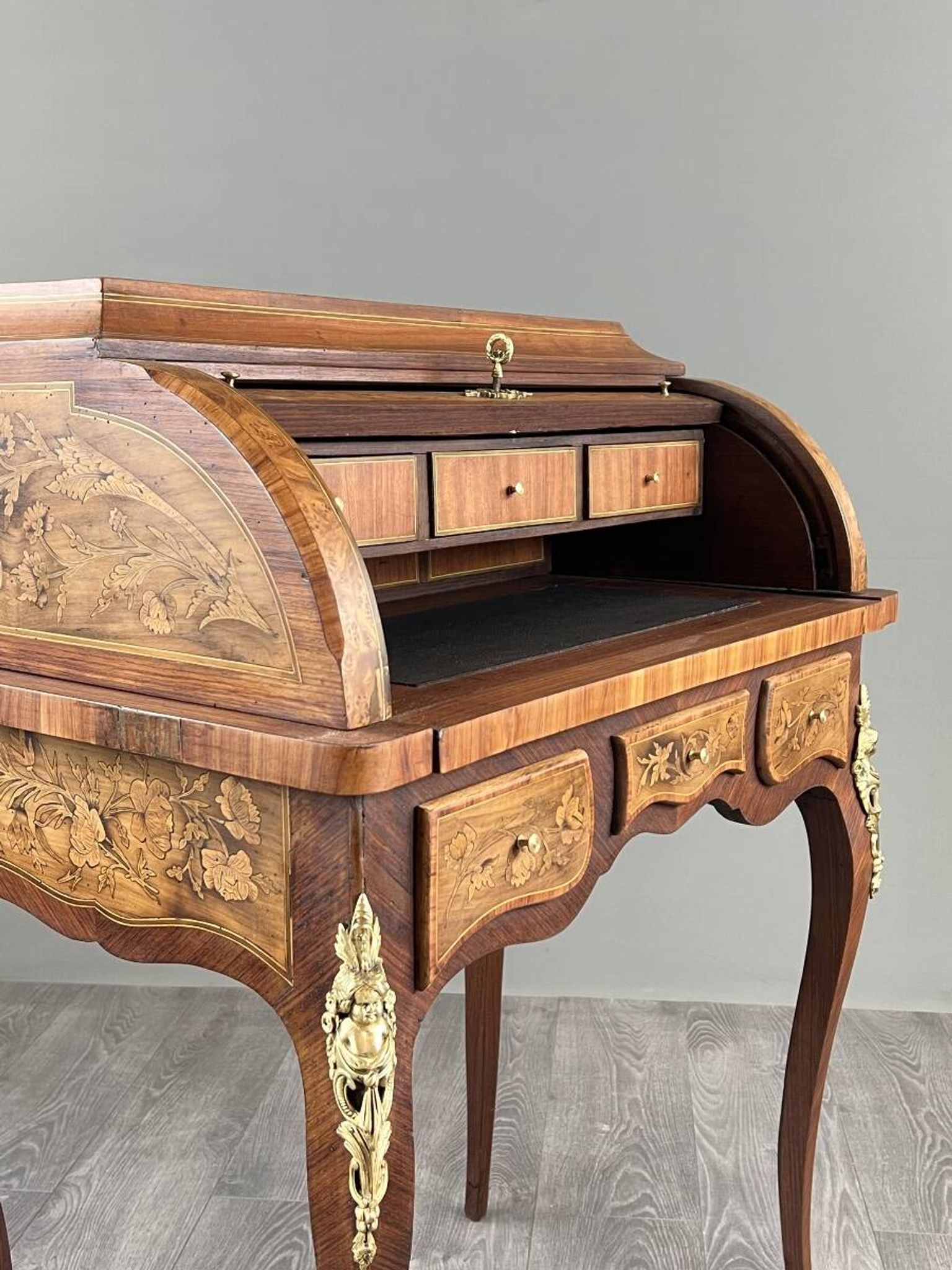 Bureau à cylindre en marqueterie de style Louis XV, XIXe siècle