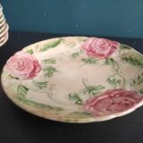 Assiette ancienne française à décor de roses en barbotine