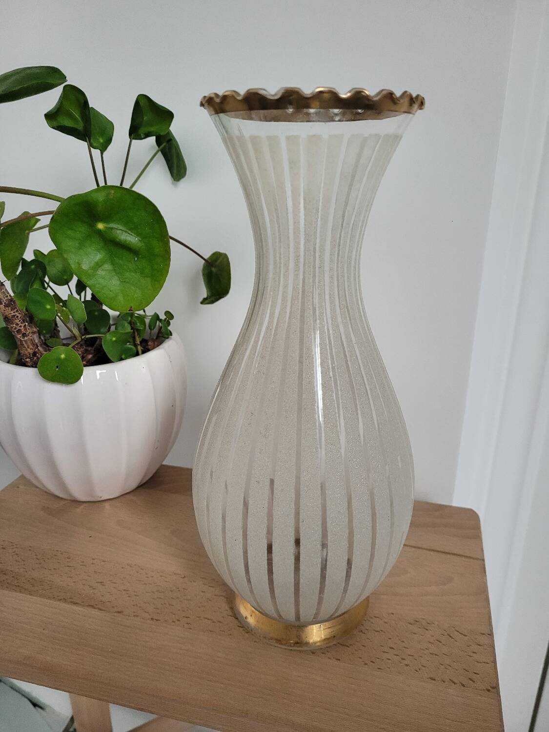Vase granité blanc et rebord doré
