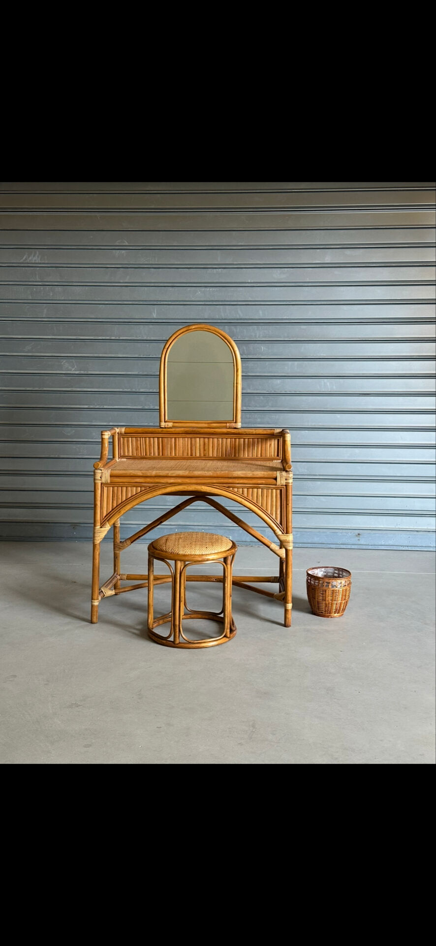 Coiffeuse vintage en rotin et ses accessoires
