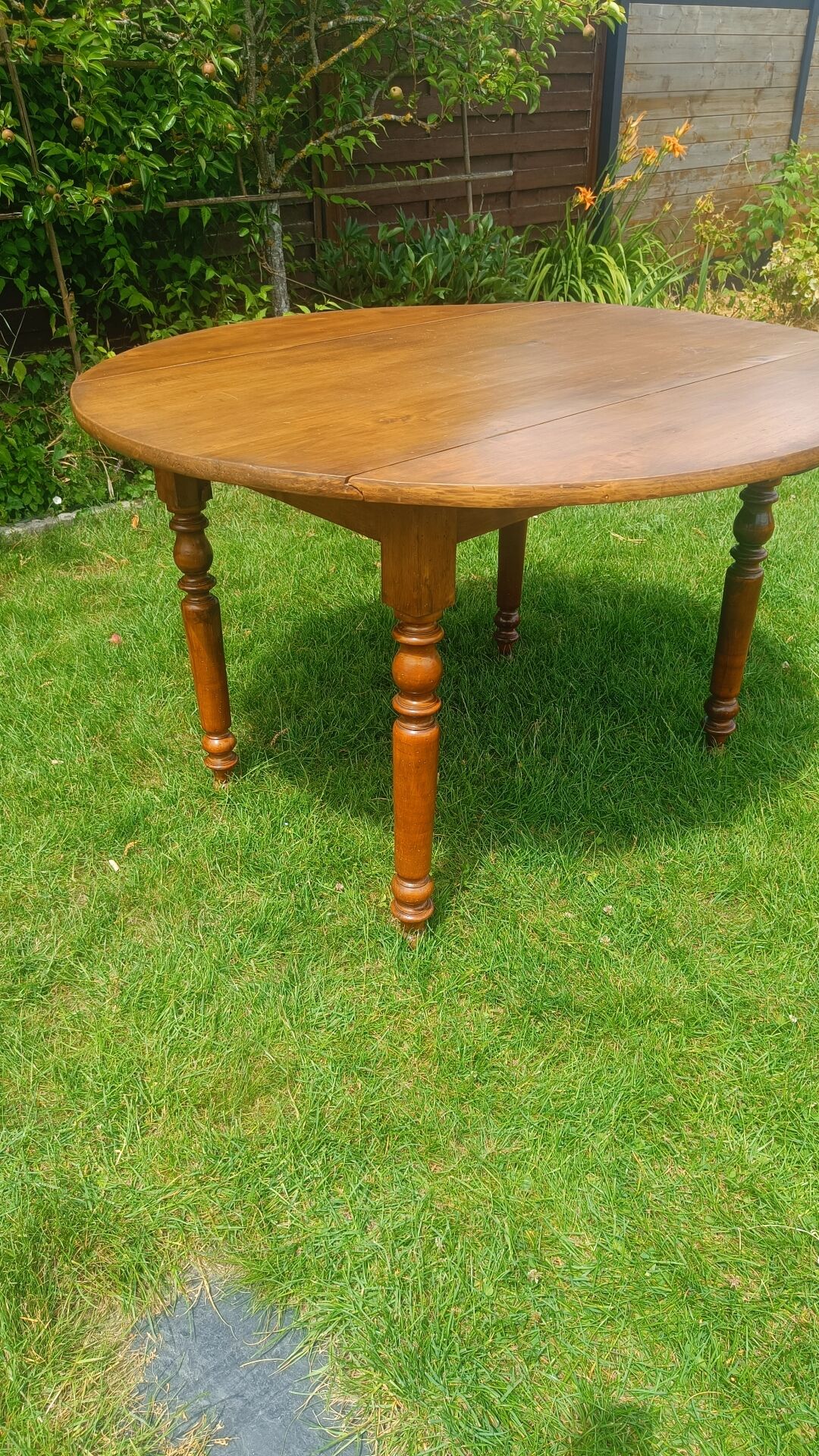 Folding wooden round table – Ø 115 cm