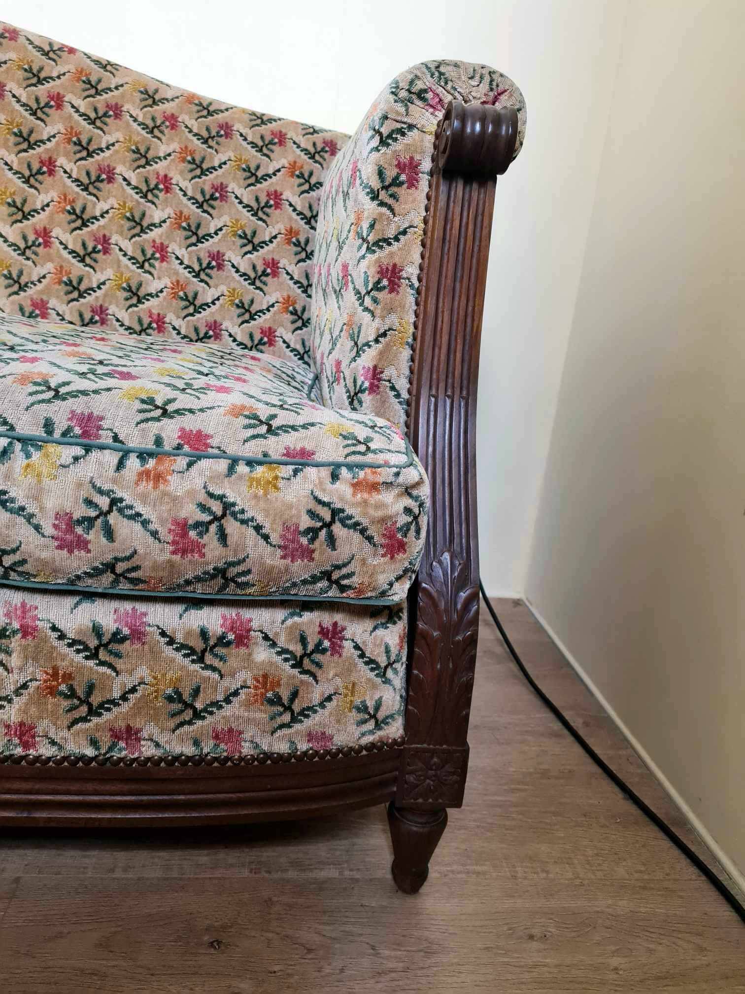 banquette de style Louis XVI vers 1900 tapisserie façon velours de gênes a décors floral