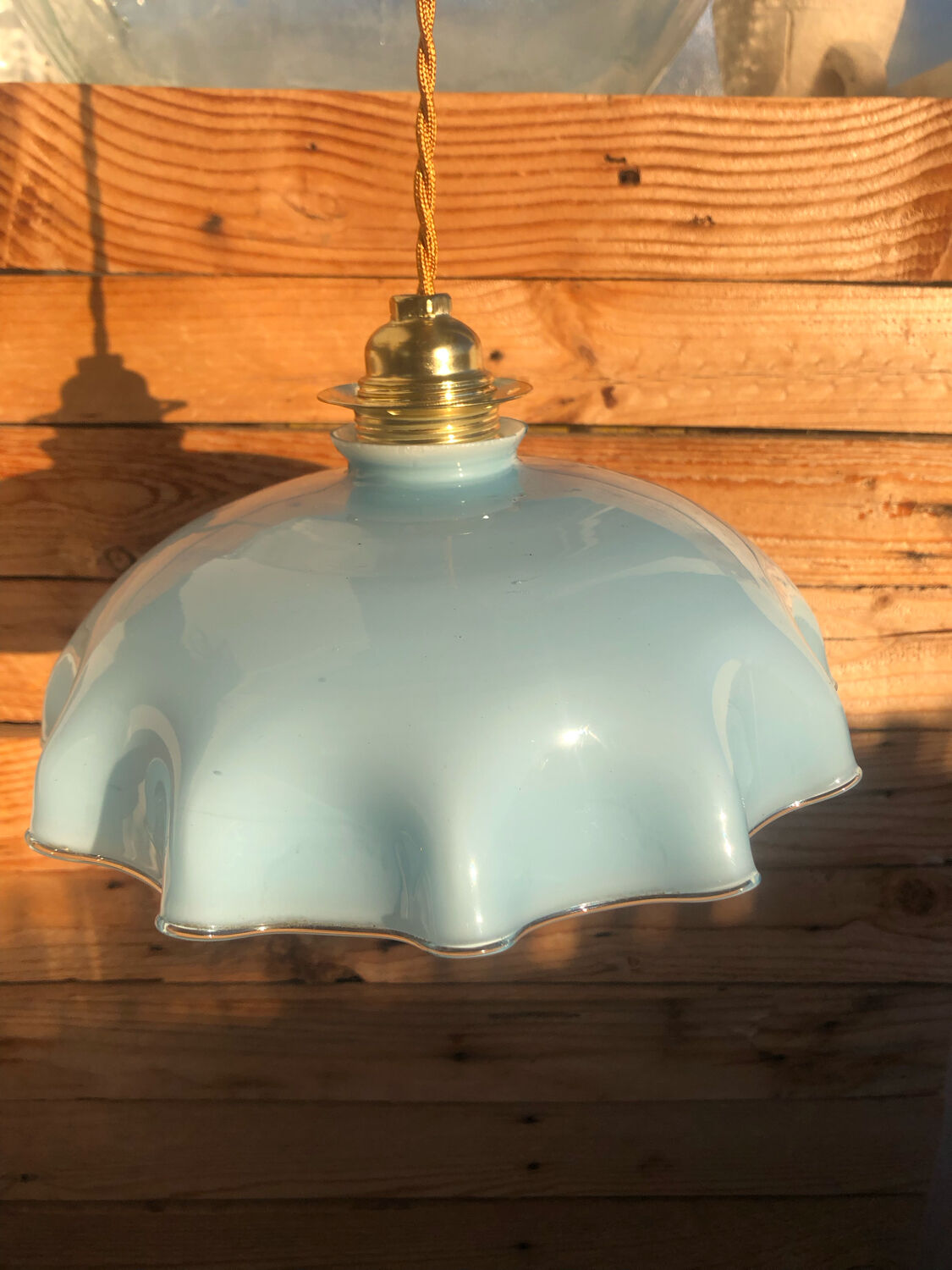 Blue opaline suspension