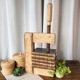 Serre-joint ancien en bois brut, serre-livres