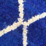 Tapis berbère beni ouarain bleu majorelle à losanges écrus 290x202m