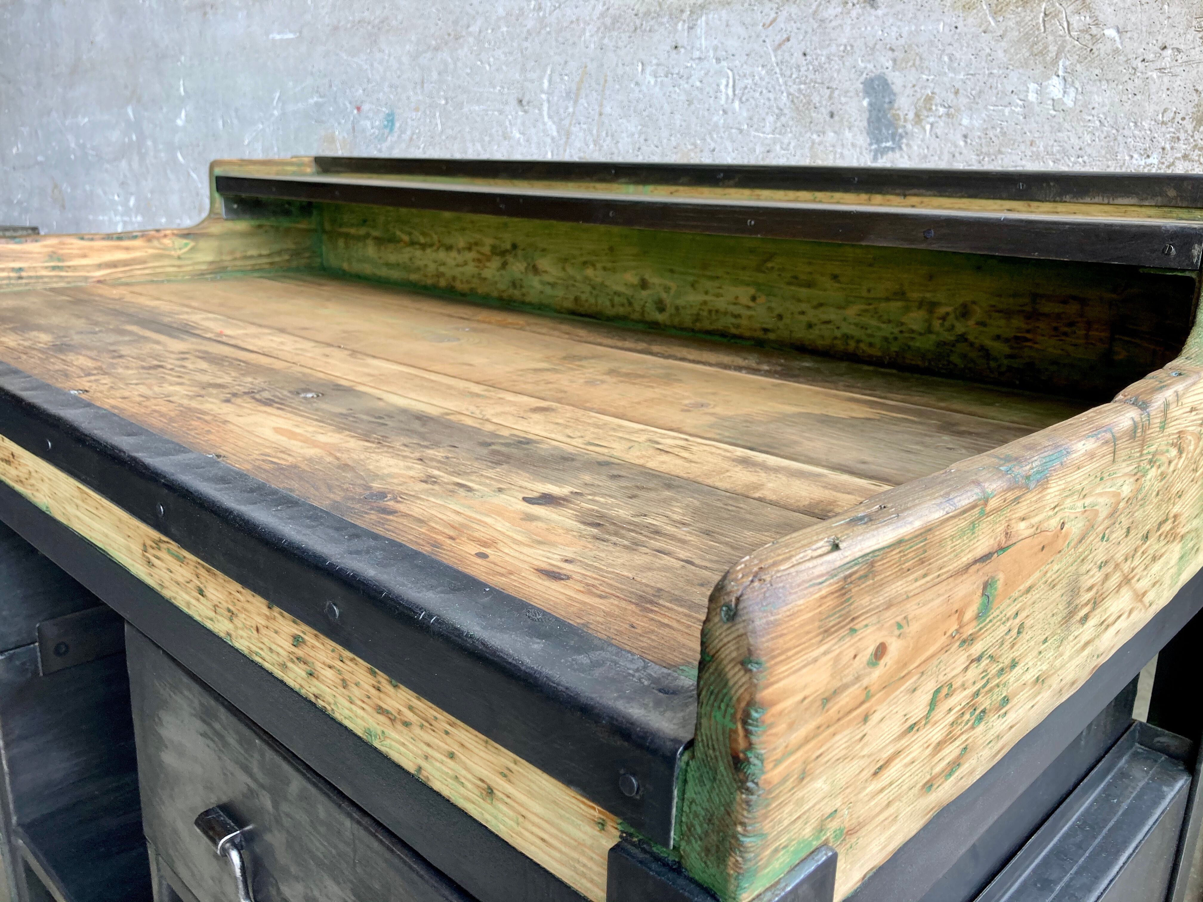 Workbench in metal and wood