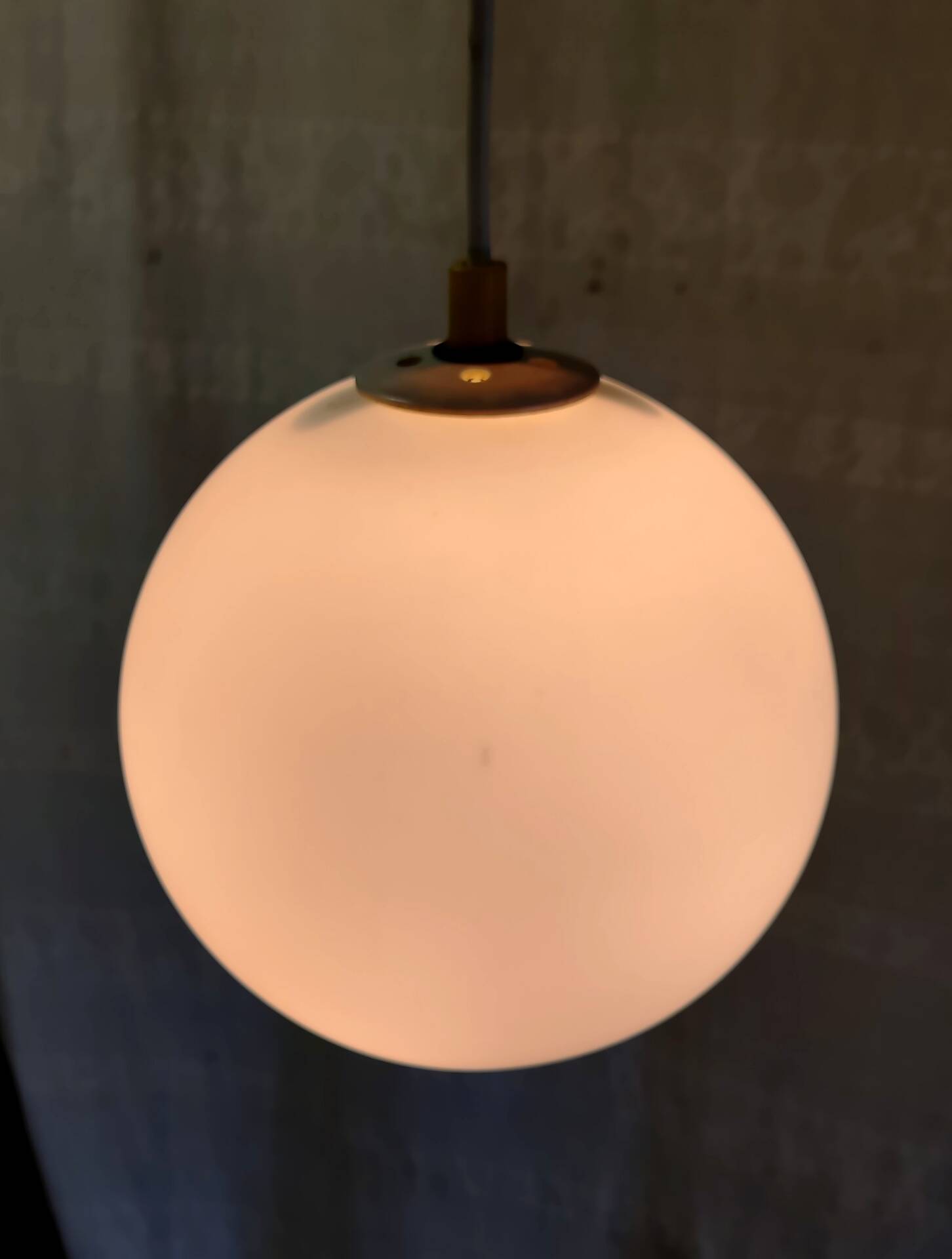 Suspension globe opaline blanche - mid. XXeme