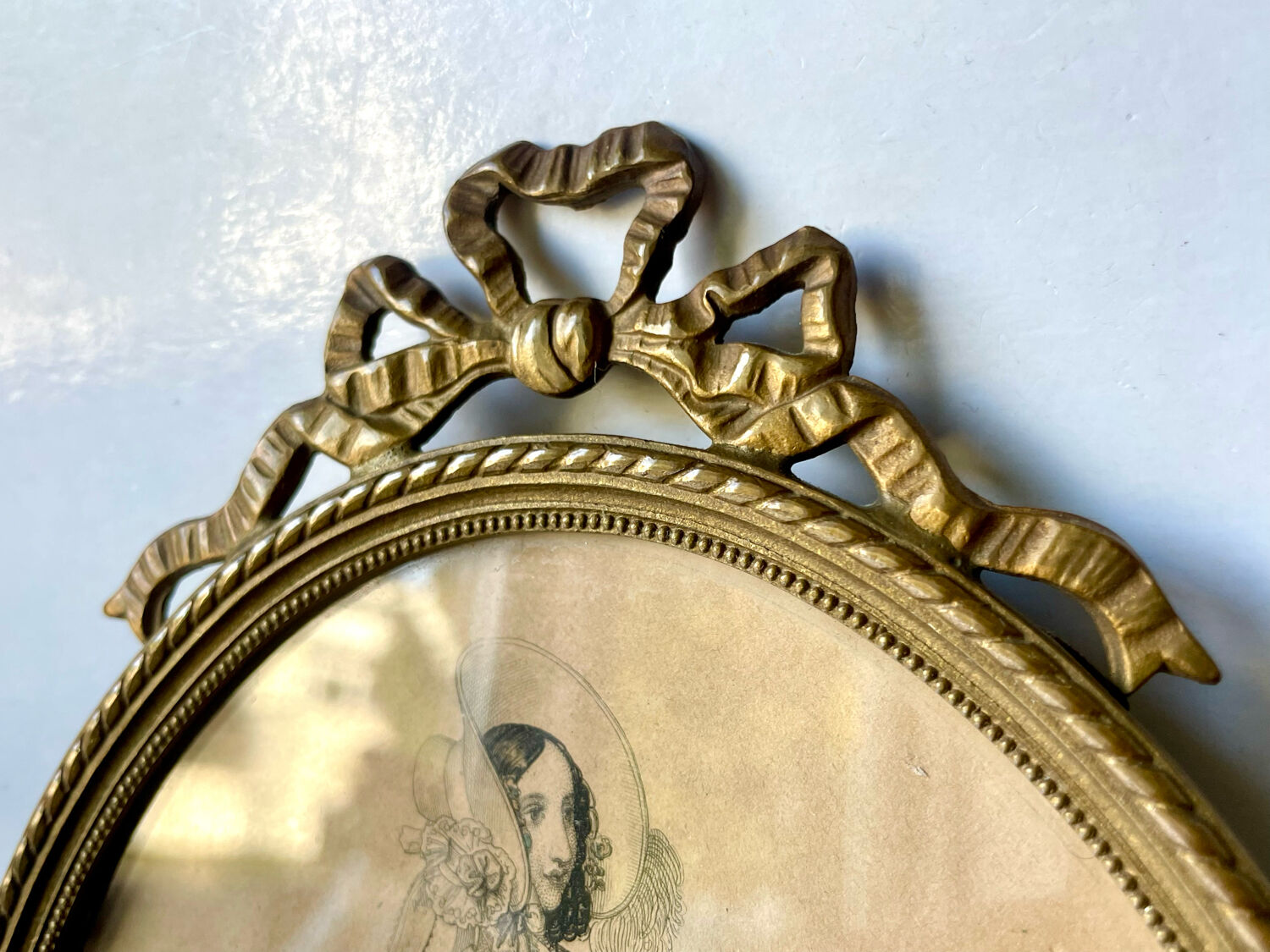 Antique oval metal gold colored brass bronze picture frame