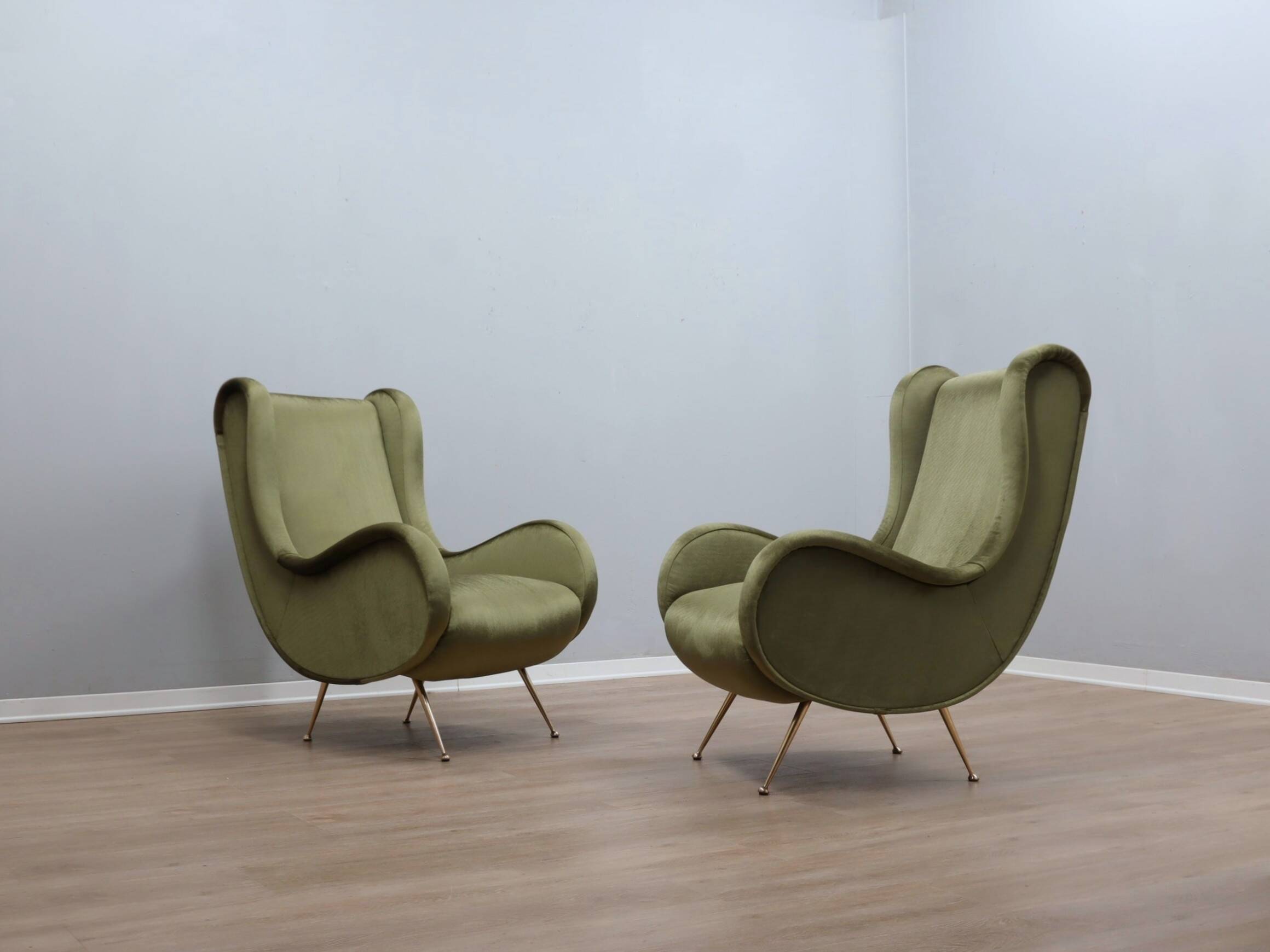 Paire de fauteuils italiens des années 1950 style Senior Zanuso en velours vert.