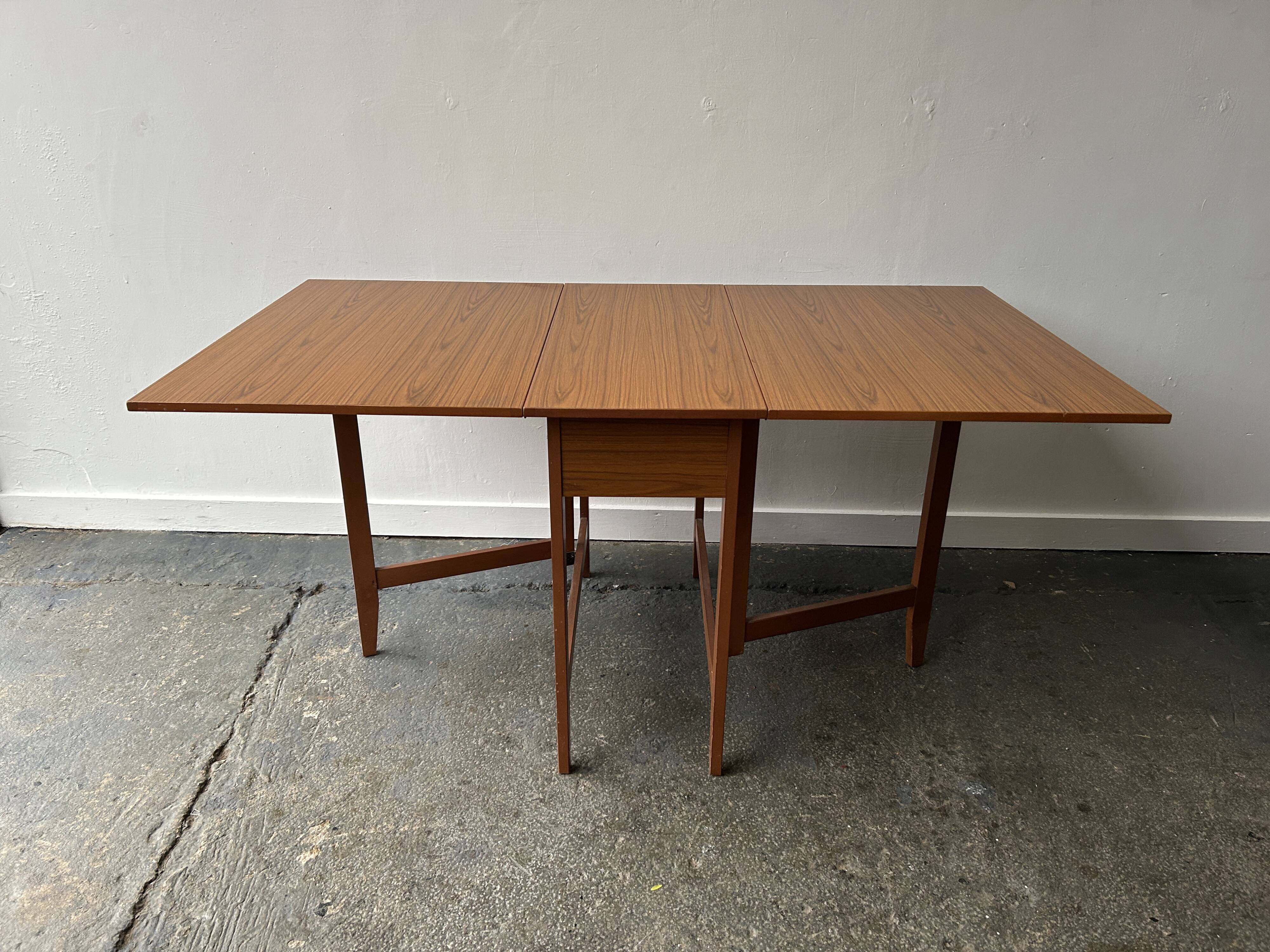 Table à manger extensible Mid-Century Modern des années 1960 par Schrieber Furniture