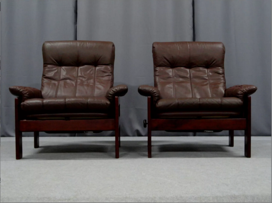 Pair of armchairs and ottoman in leather, 1970