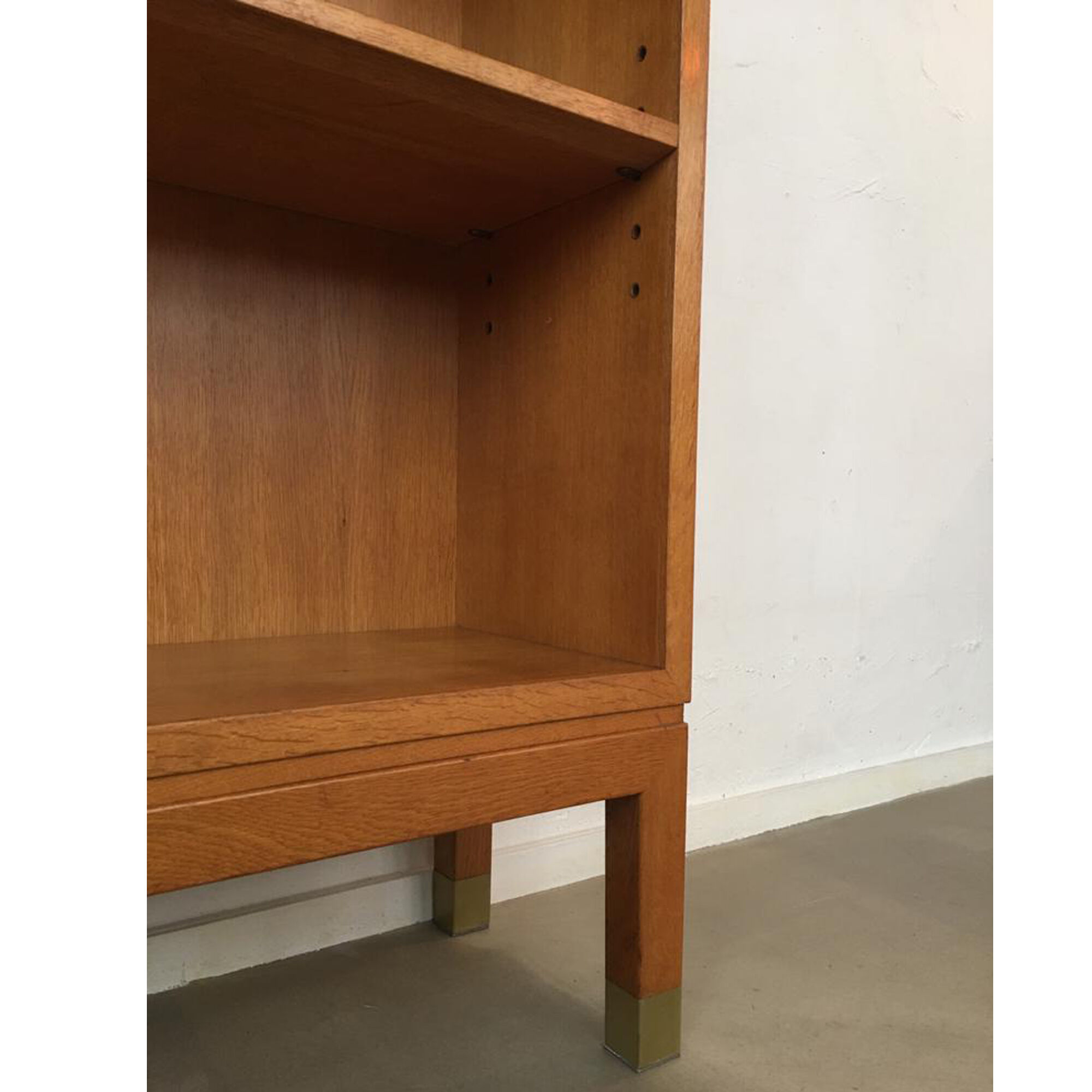 Oak bookcase with brass clogs, 60's