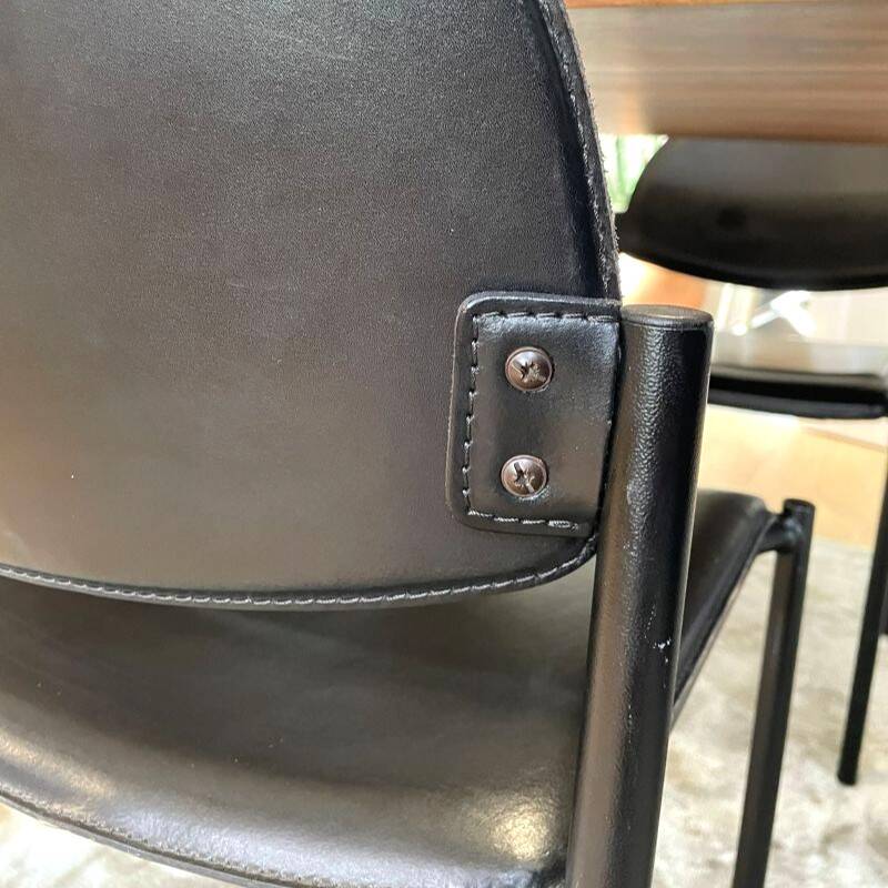 2 chaises en métal et cuir noir dans le goût de Pierre Paulin, Italie