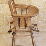 Ancienne chaise haute en bois à restaurer
