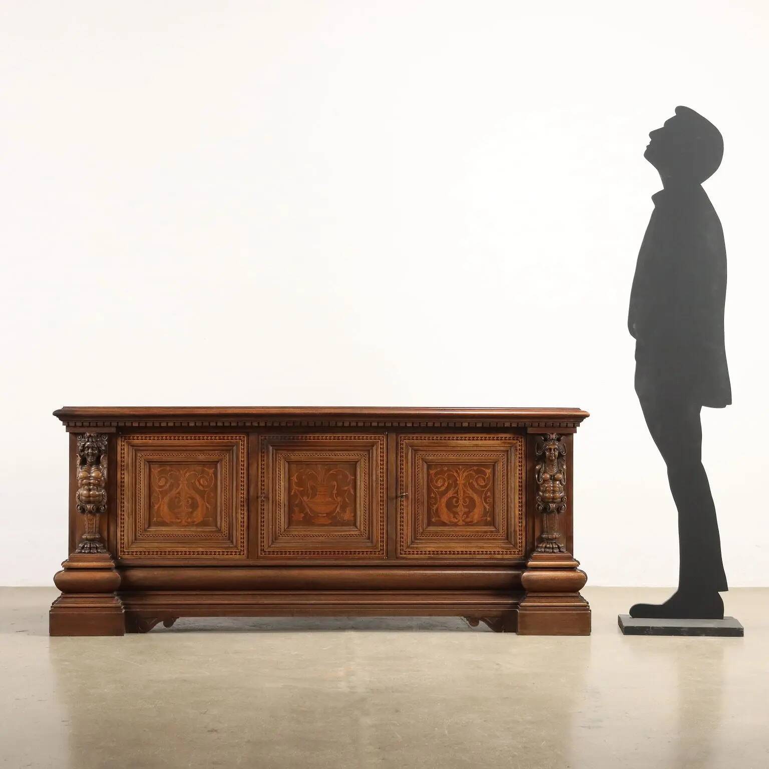 Buffet ancien néo-Renaissance en noyer avec incrustations d’érable, XXe siècle