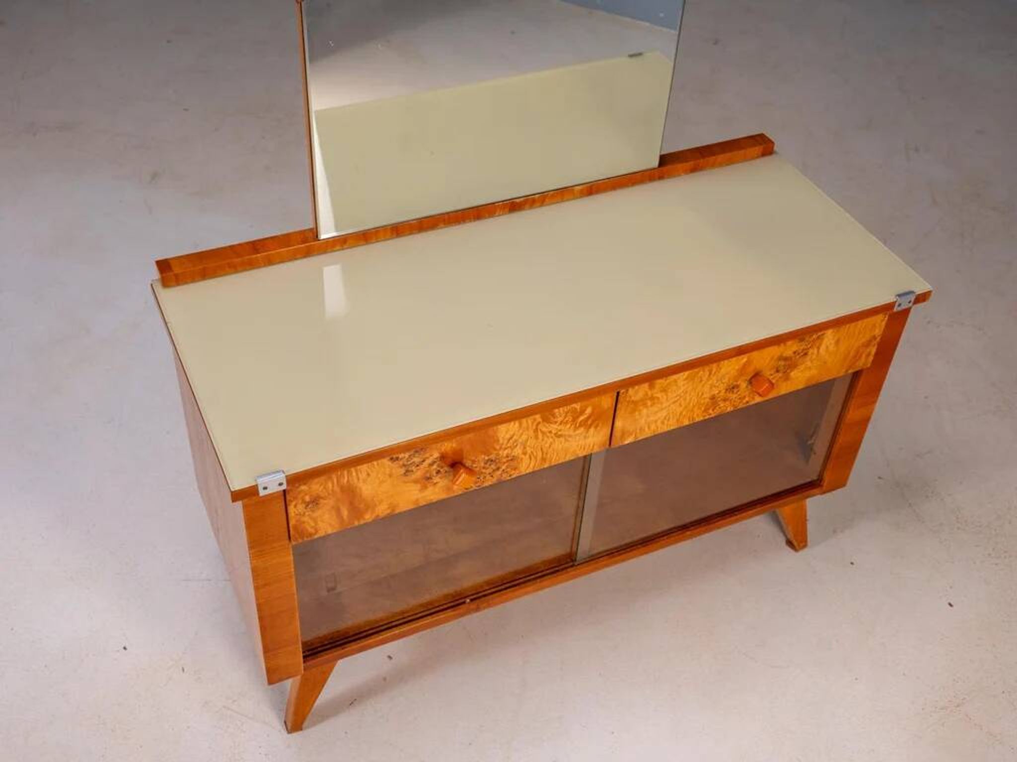 Coiffeuse vintage avec placage de noyer, grand miroir et armoires de rangement.