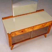 Coiffeuse vintage avec placage de noyer, grand miroir et armoires de rangement.