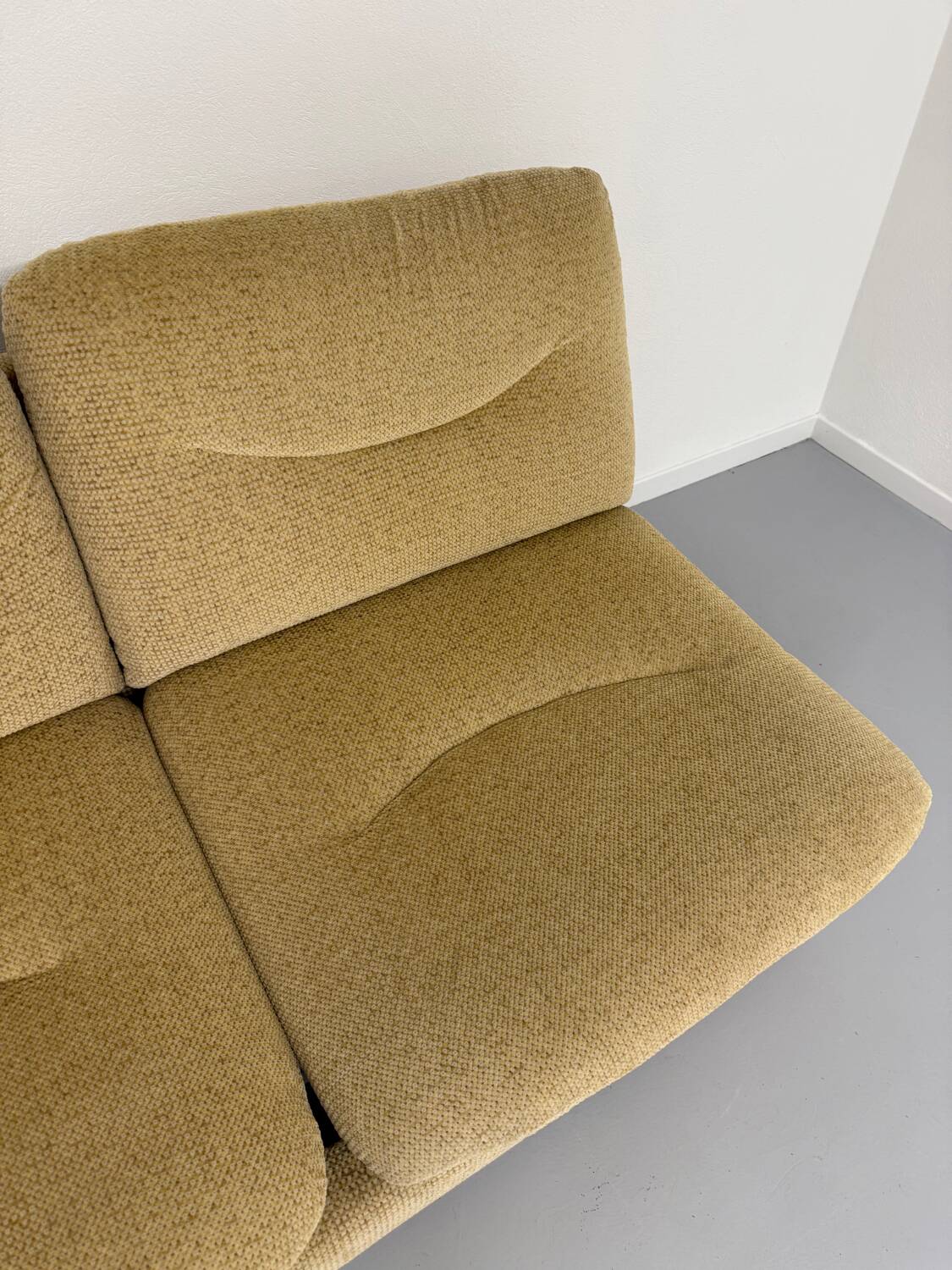 Ancien canapé 2 places convertible en velour design des années 70 vintage