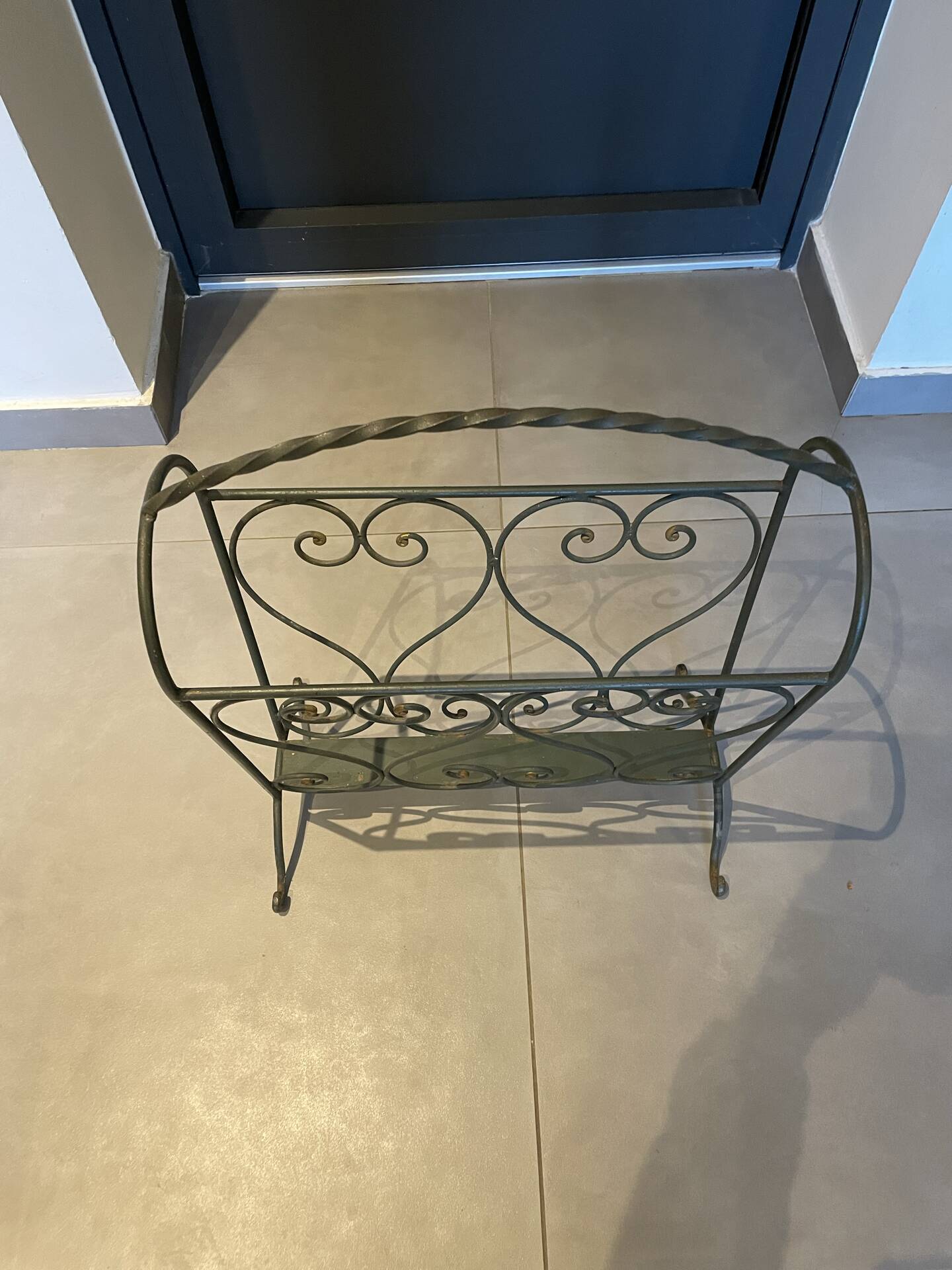 Vintage wrought iron magazine rack in green - 50s style