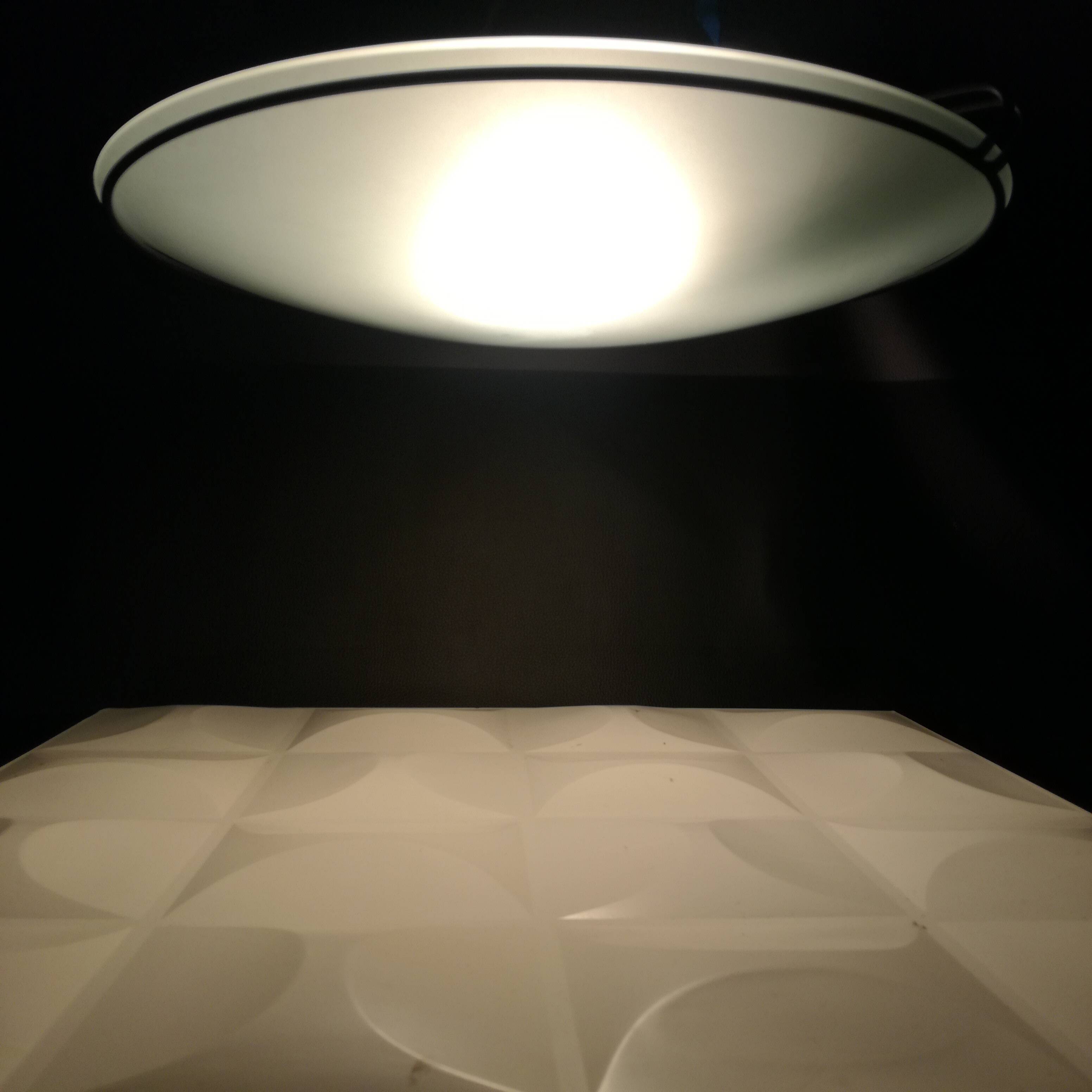 Glass saucer suspension on wire structure