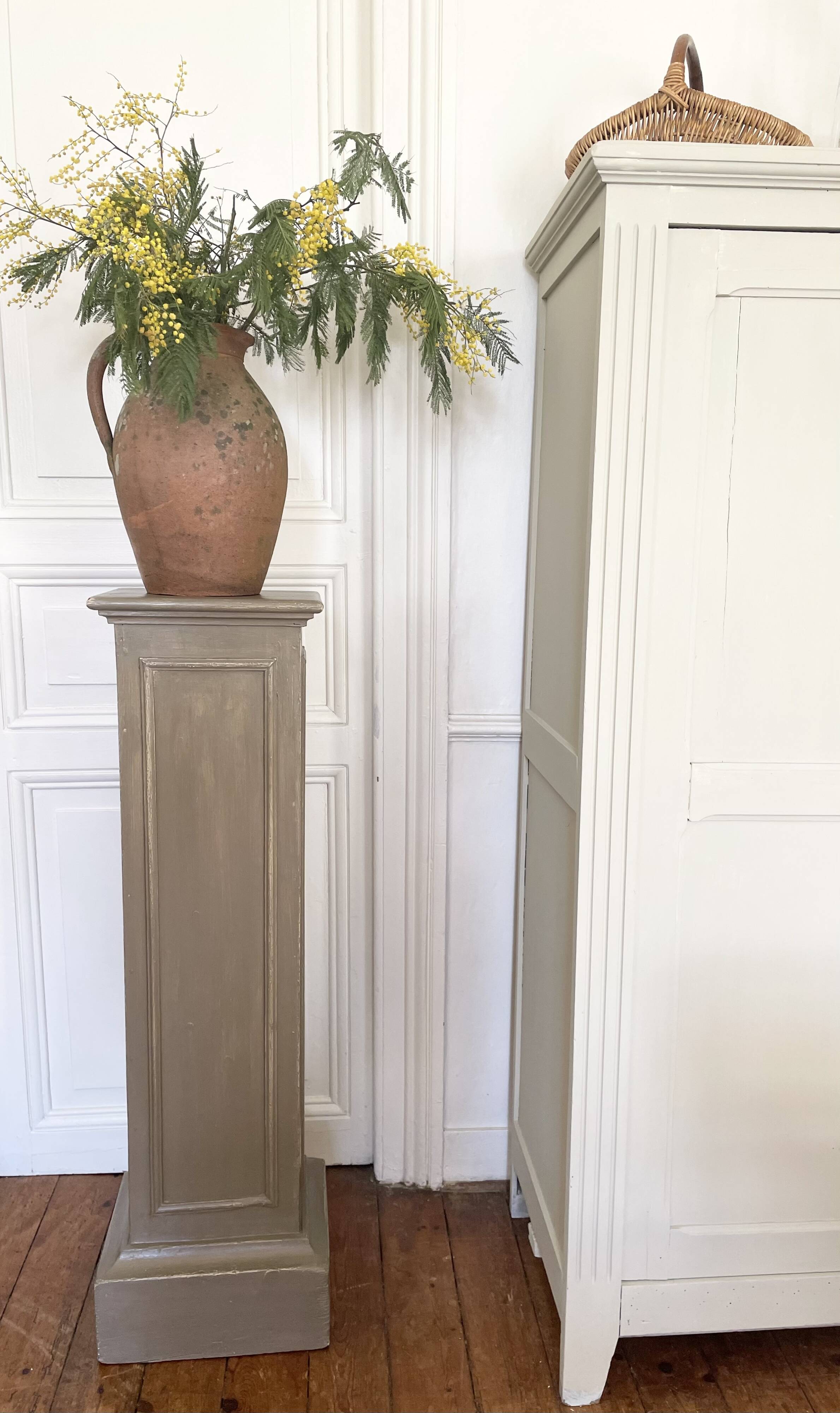 Colonne en bois peint