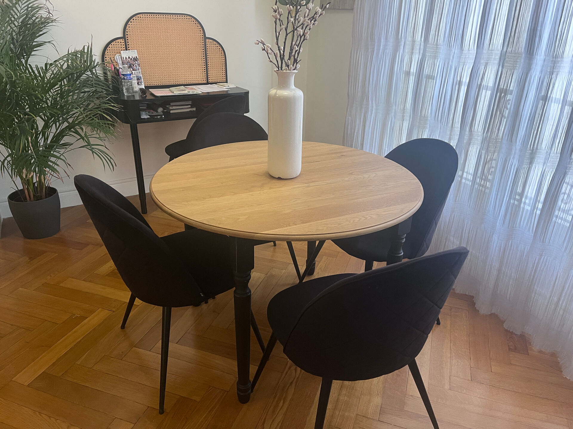 Extendable dining table for 4-8 people.