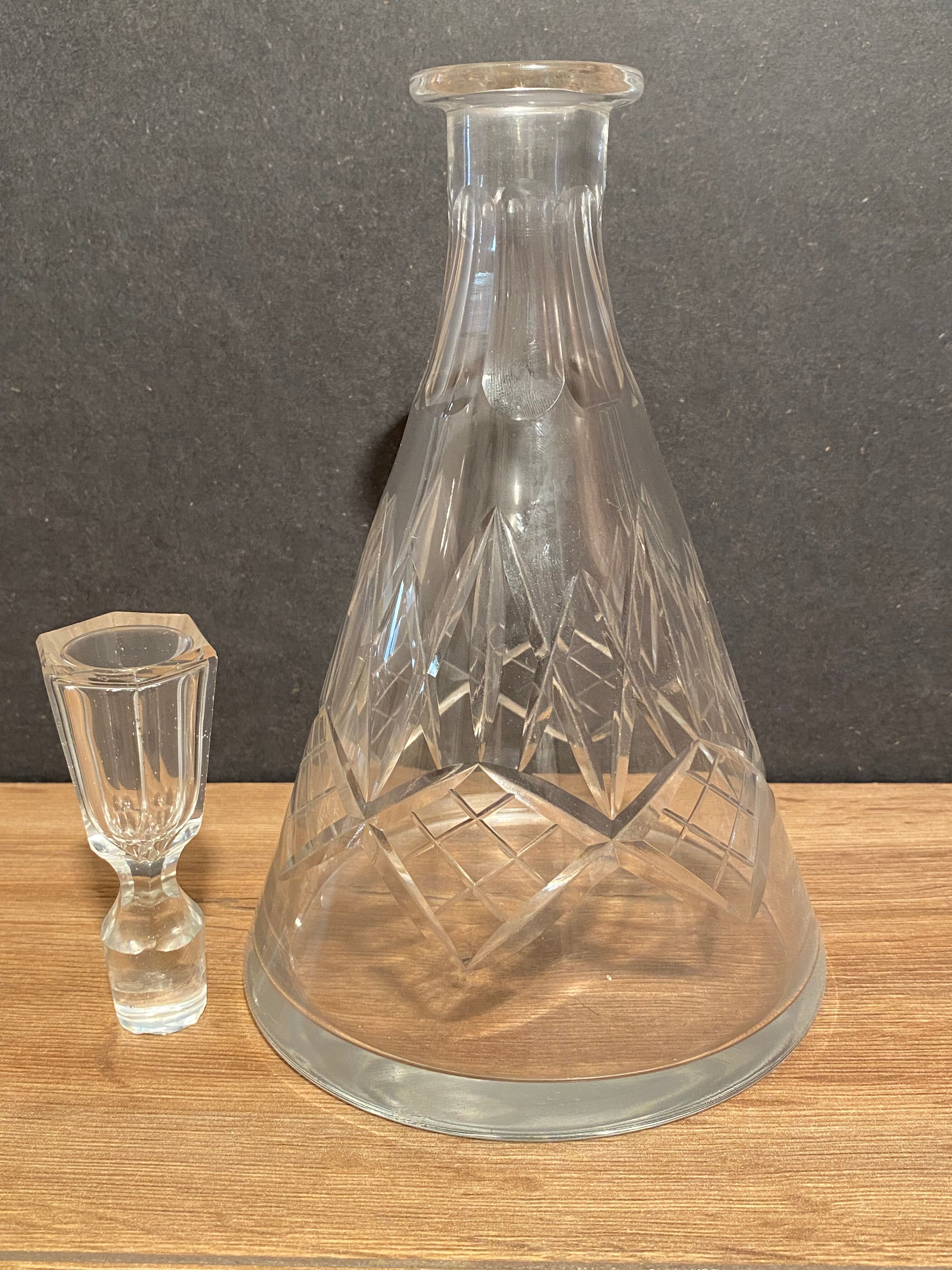 Piriform carafe in cut crystal