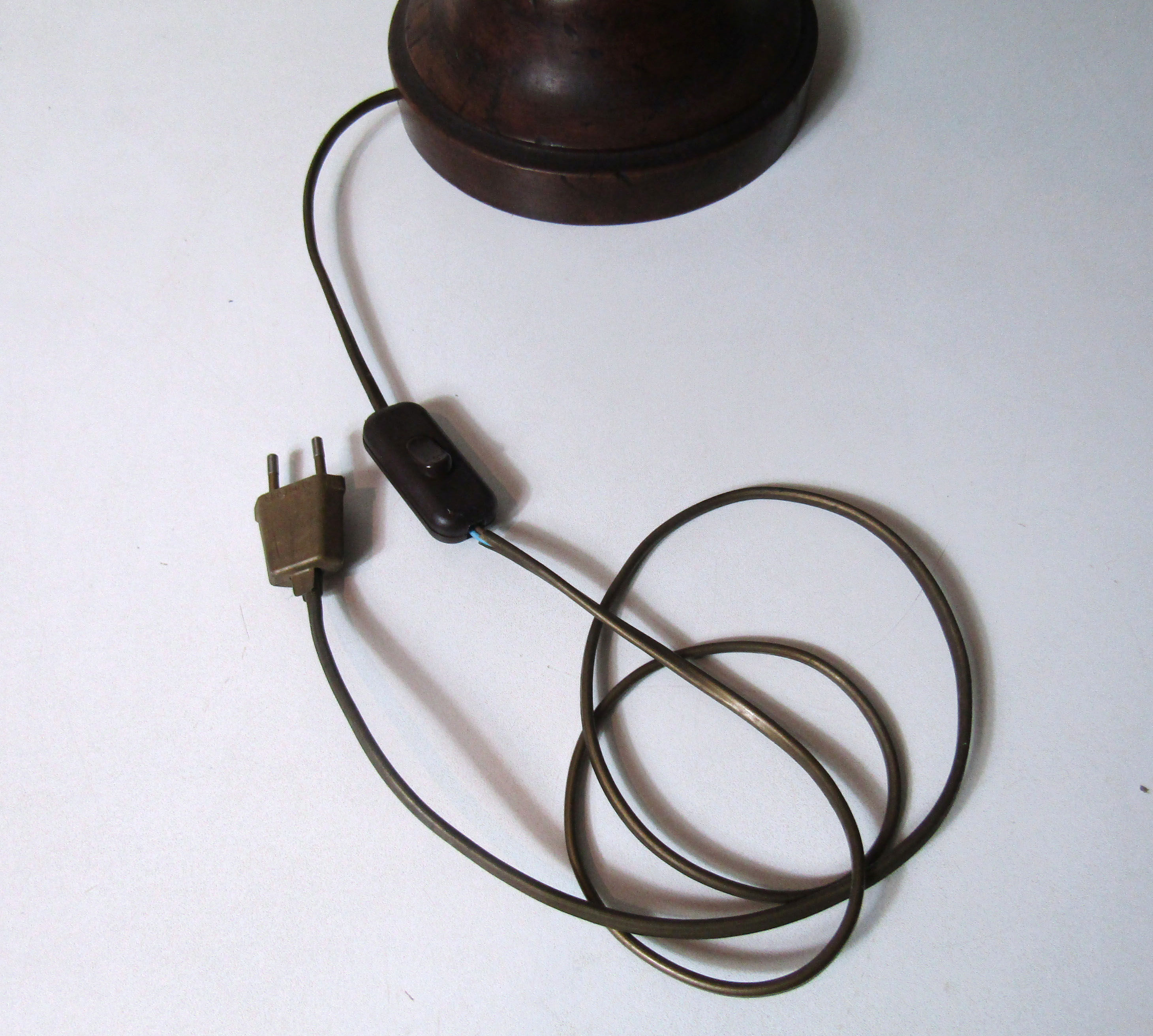 Wood lamp turned offal during pompoms