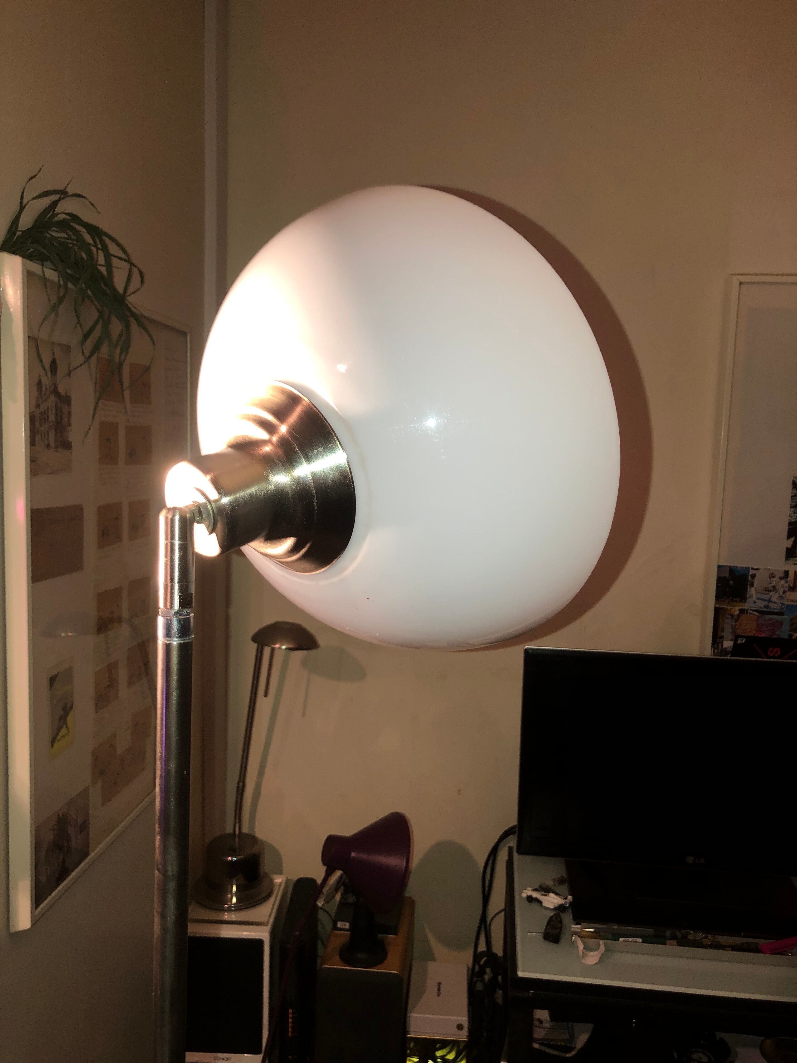 Discreet floor lamp