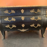 Commode tombeau patine noire style Louis XV