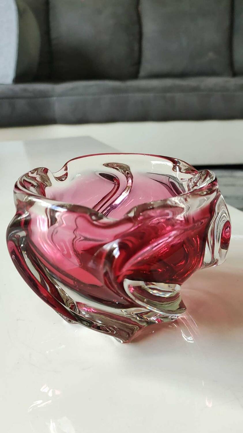 Ashtray/empty pocket, in blown Art glass, Murano/Italy. Organic floral shape. Pink tones