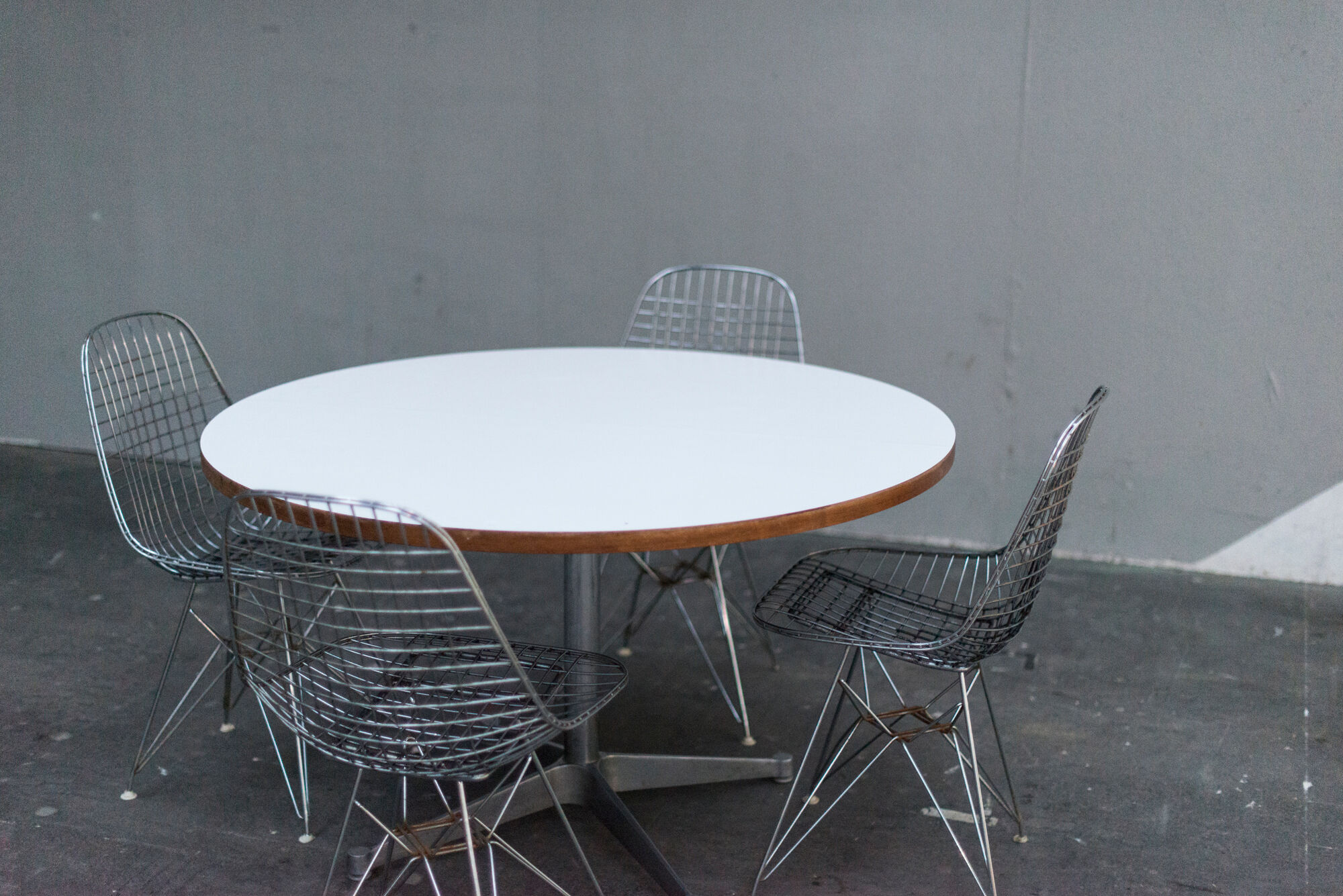 Eames aluminium Group table